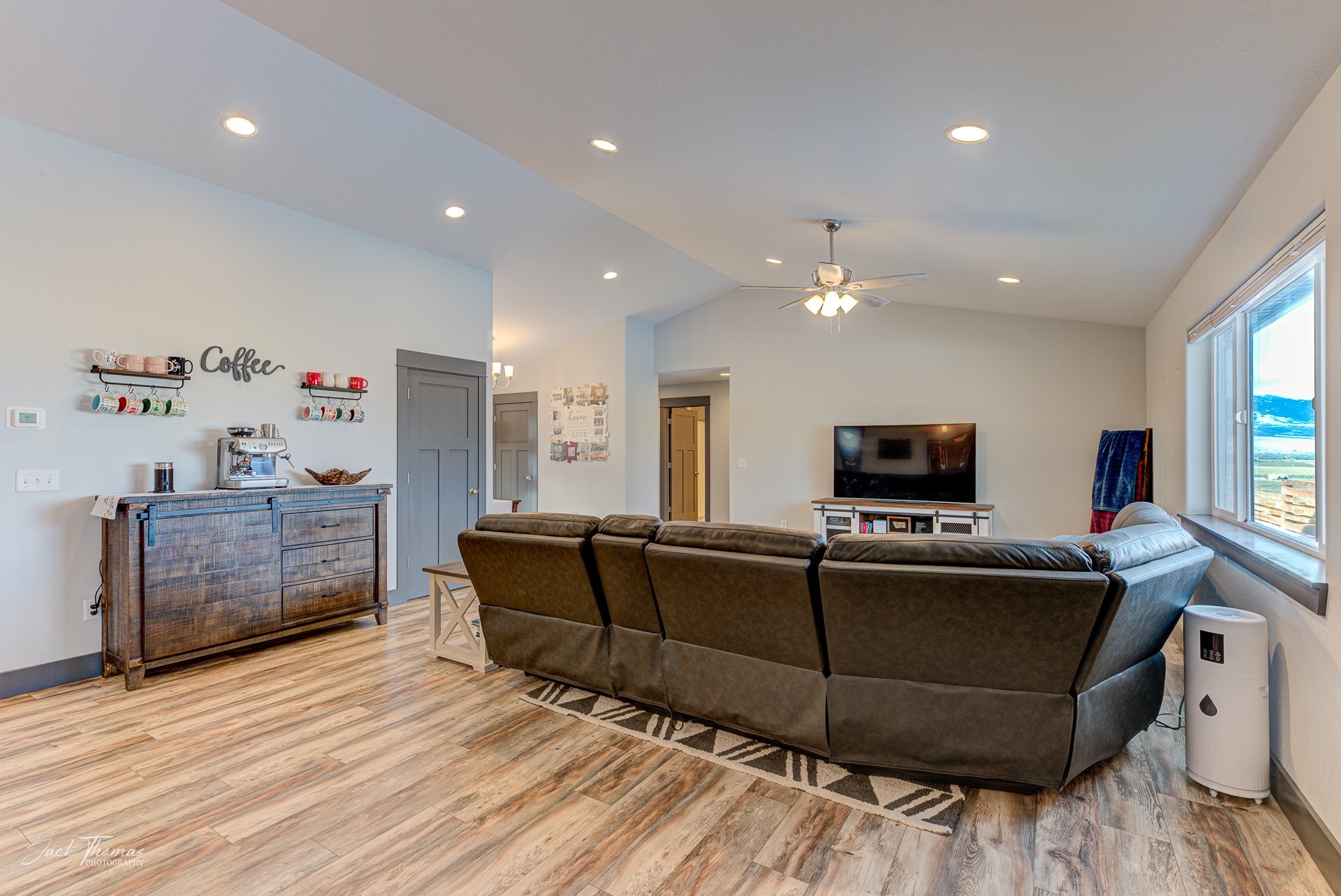 Townsend, Montana 59644, United States, 3 Bedrooms Bedrooms, ,3 BathroomsBathrooms,Residential,Pending,66068