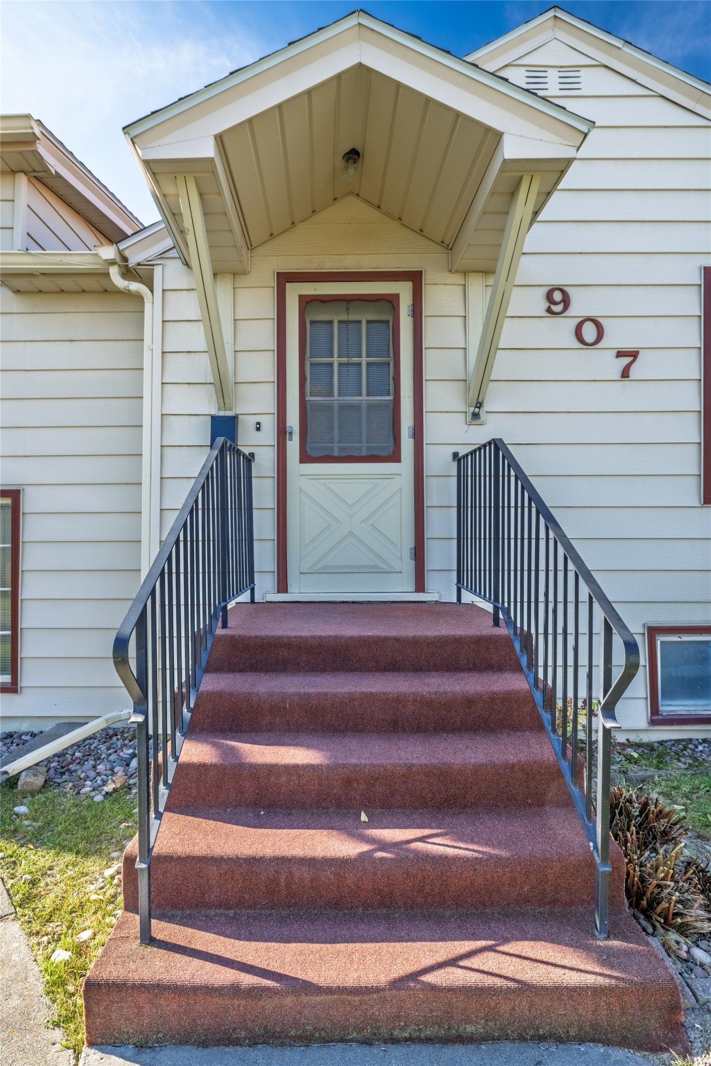 907 Leslie Avenue