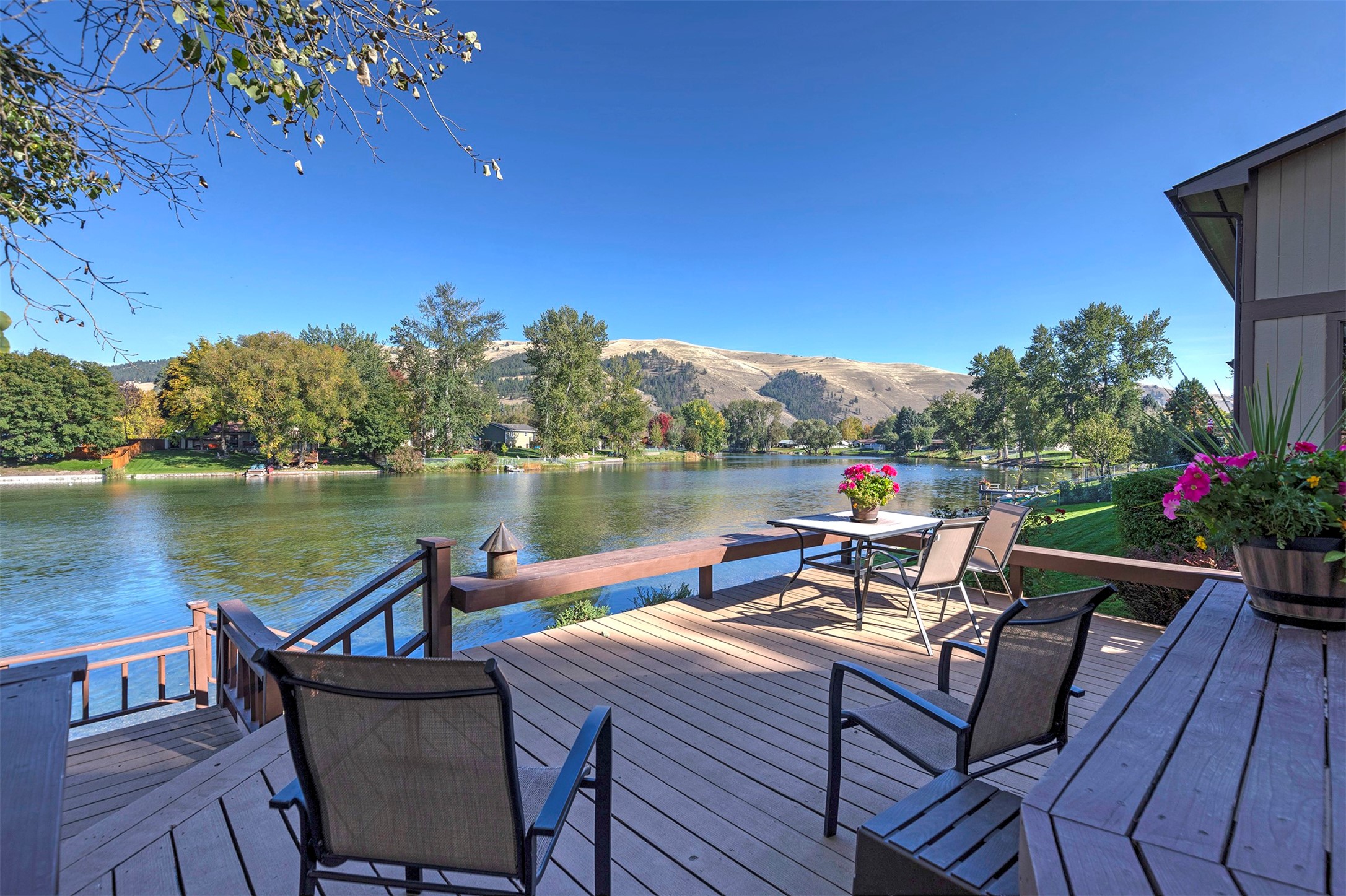 300 Lakeview Court