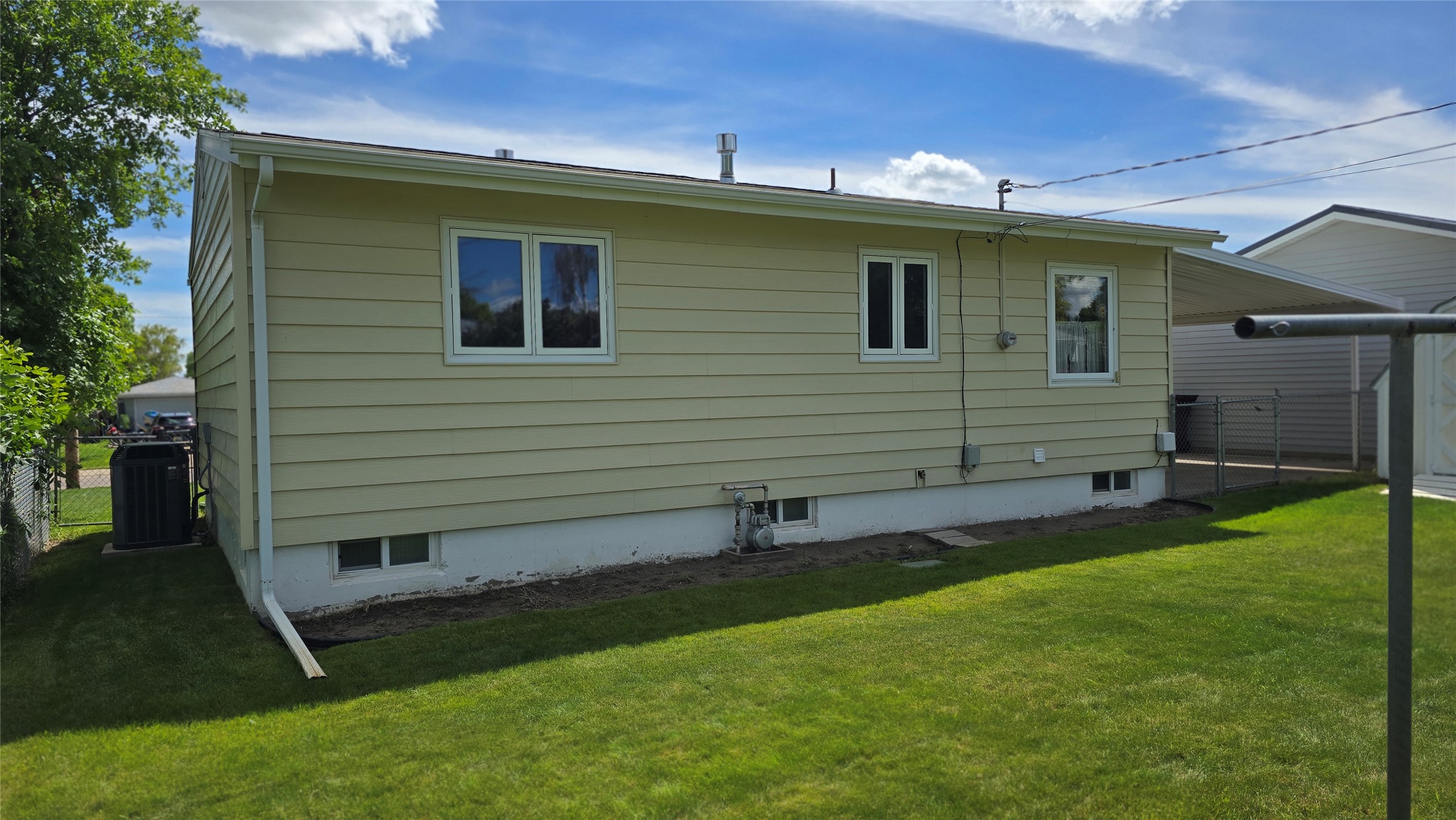 521 25th Avenue NE - Photo 4