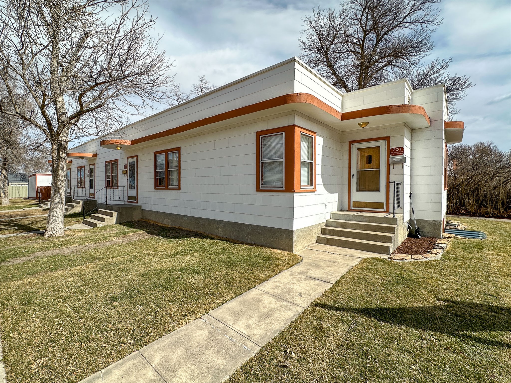 View of front facade with a front yard