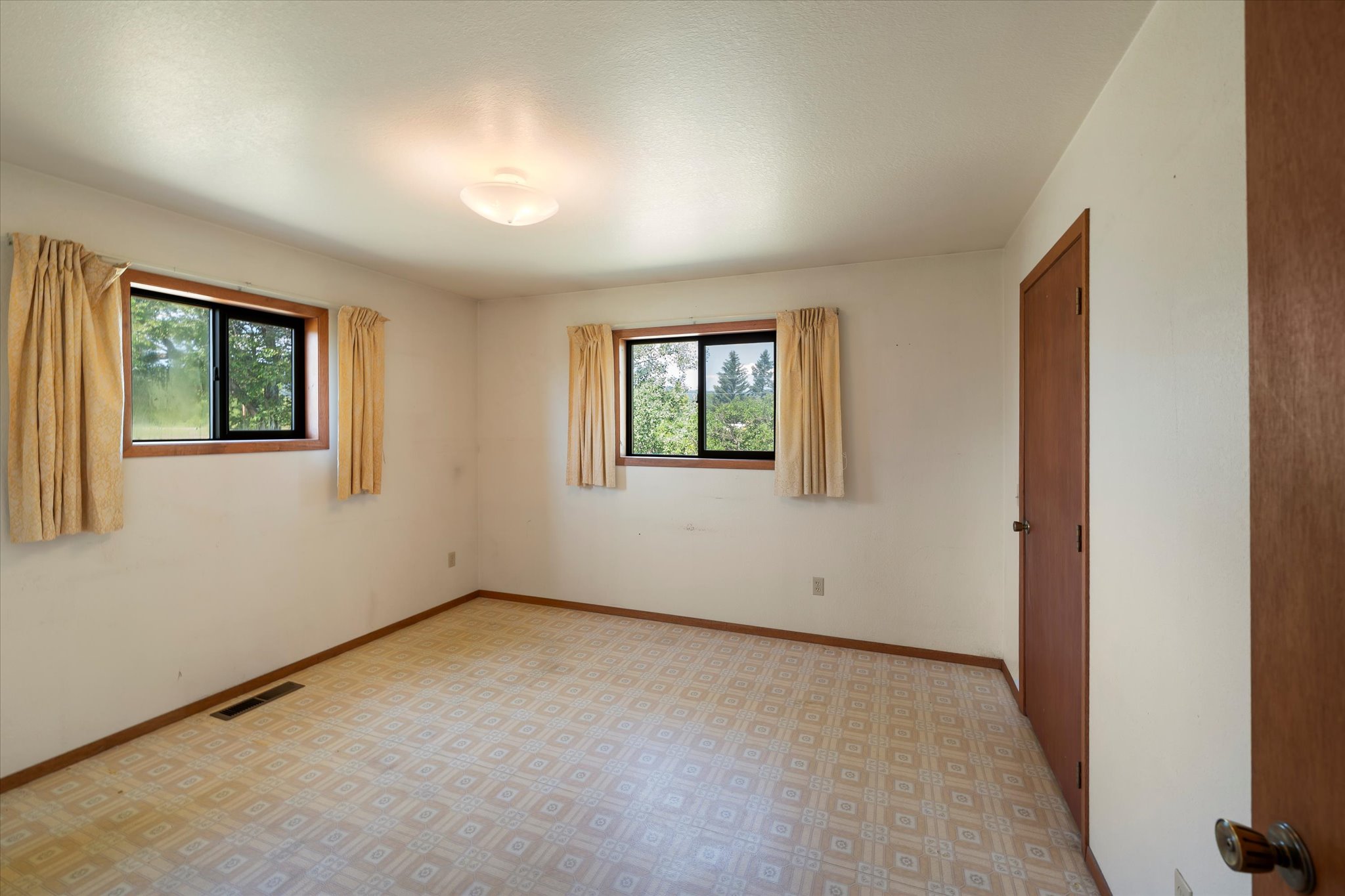 Kalispell, Montana 59901, United States, 5 Bedrooms Bedrooms, ,3 BathroomsBathrooms,Residential,Active,160207