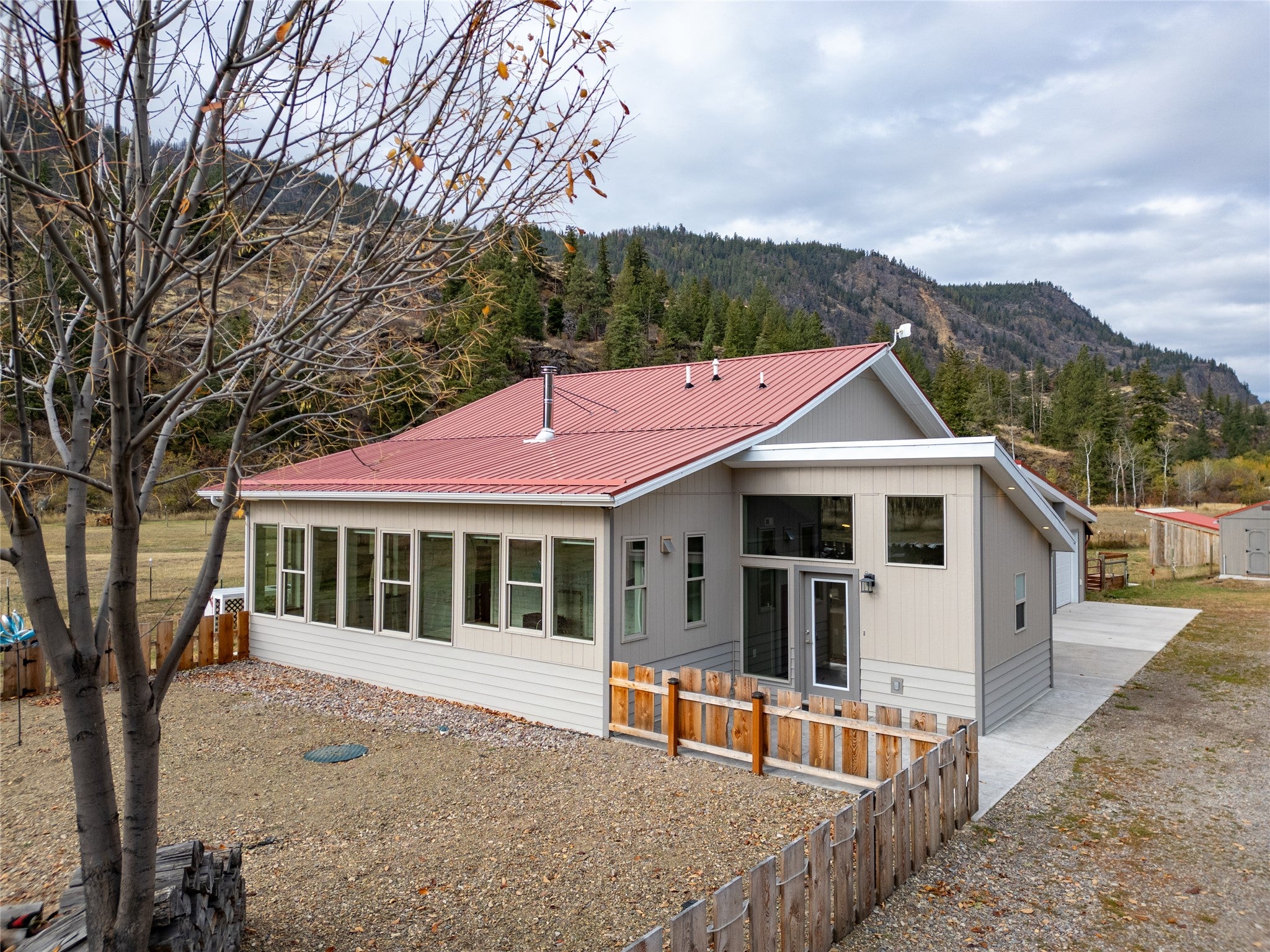 422 River Road E