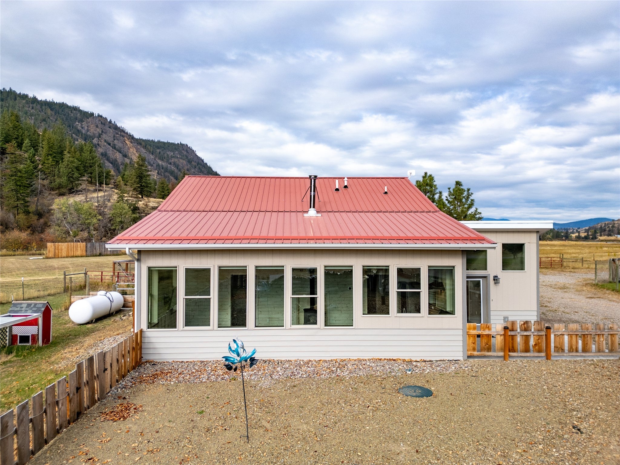 422 River Road E