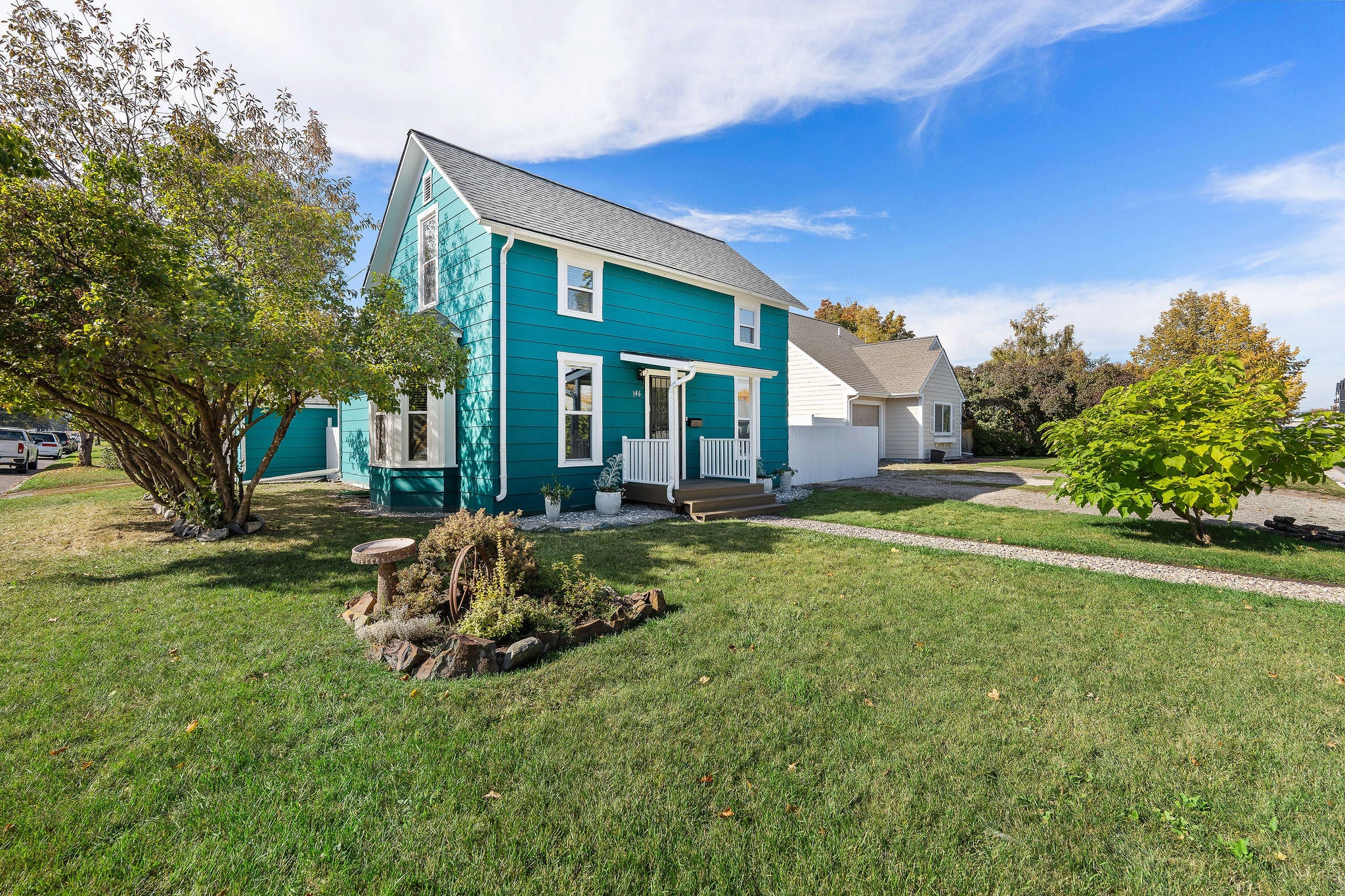146 8th Avenue W