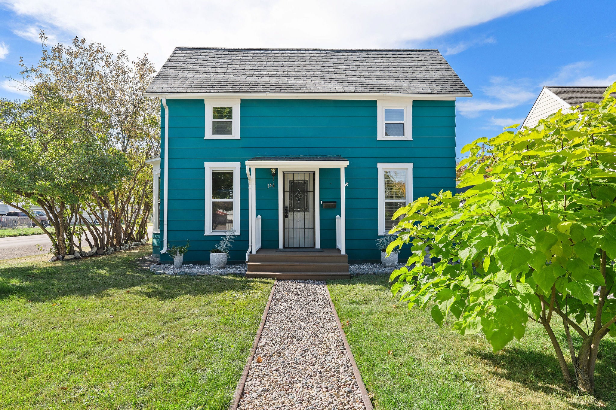 146 8th Avenue W