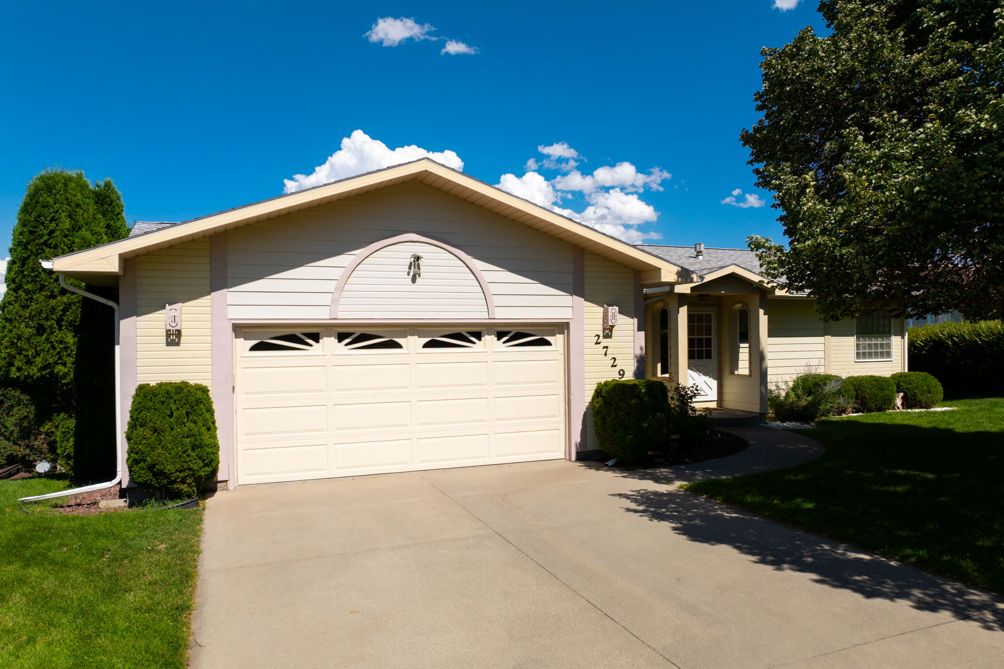 2729 Greenbriar Drive - Photo 3