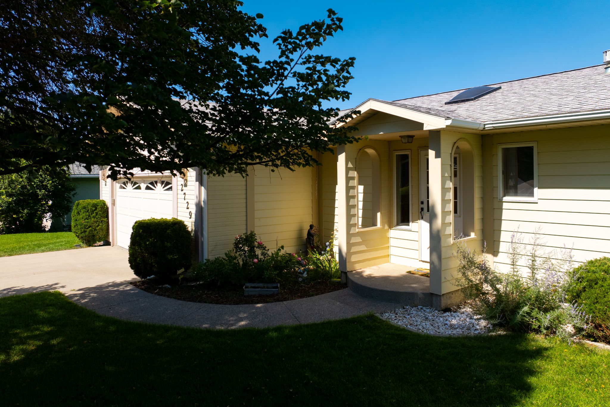 2729 Greenbriar Drive - Photo 2