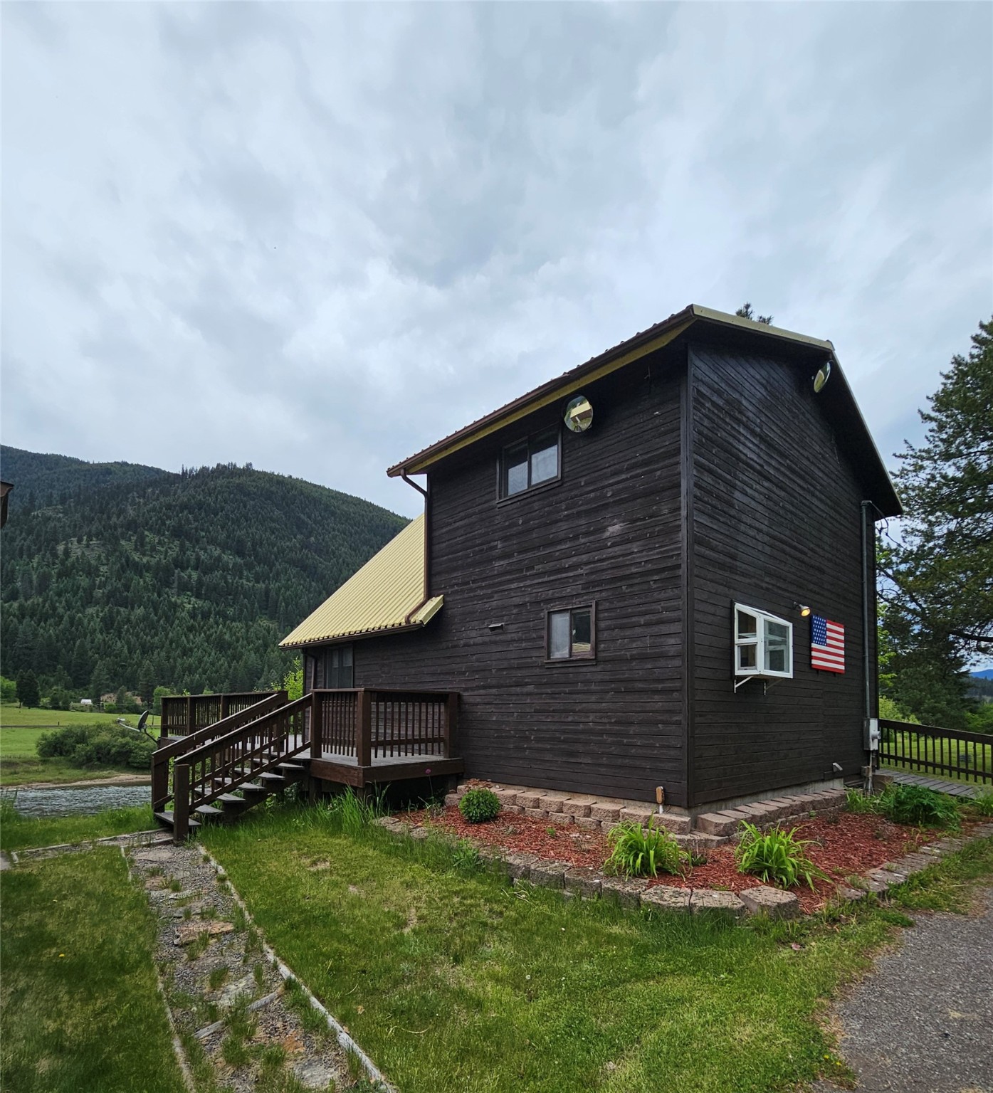 48 Sloway Frontage Road E