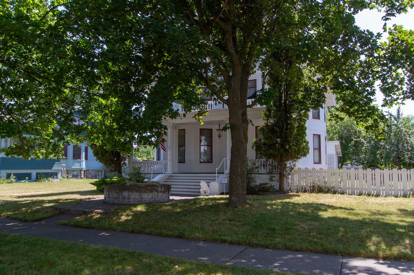 212 3rd Avenue E