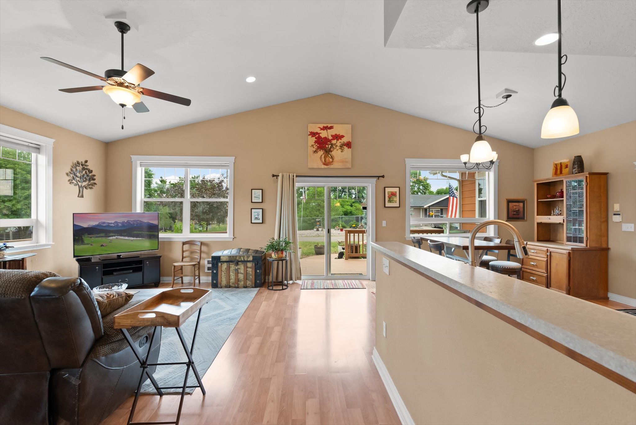 Polson, Montana 59860, United States, 3 Bedrooms Bedrooms, ,2 BathroomsBathrooms,Residential,Active,164499