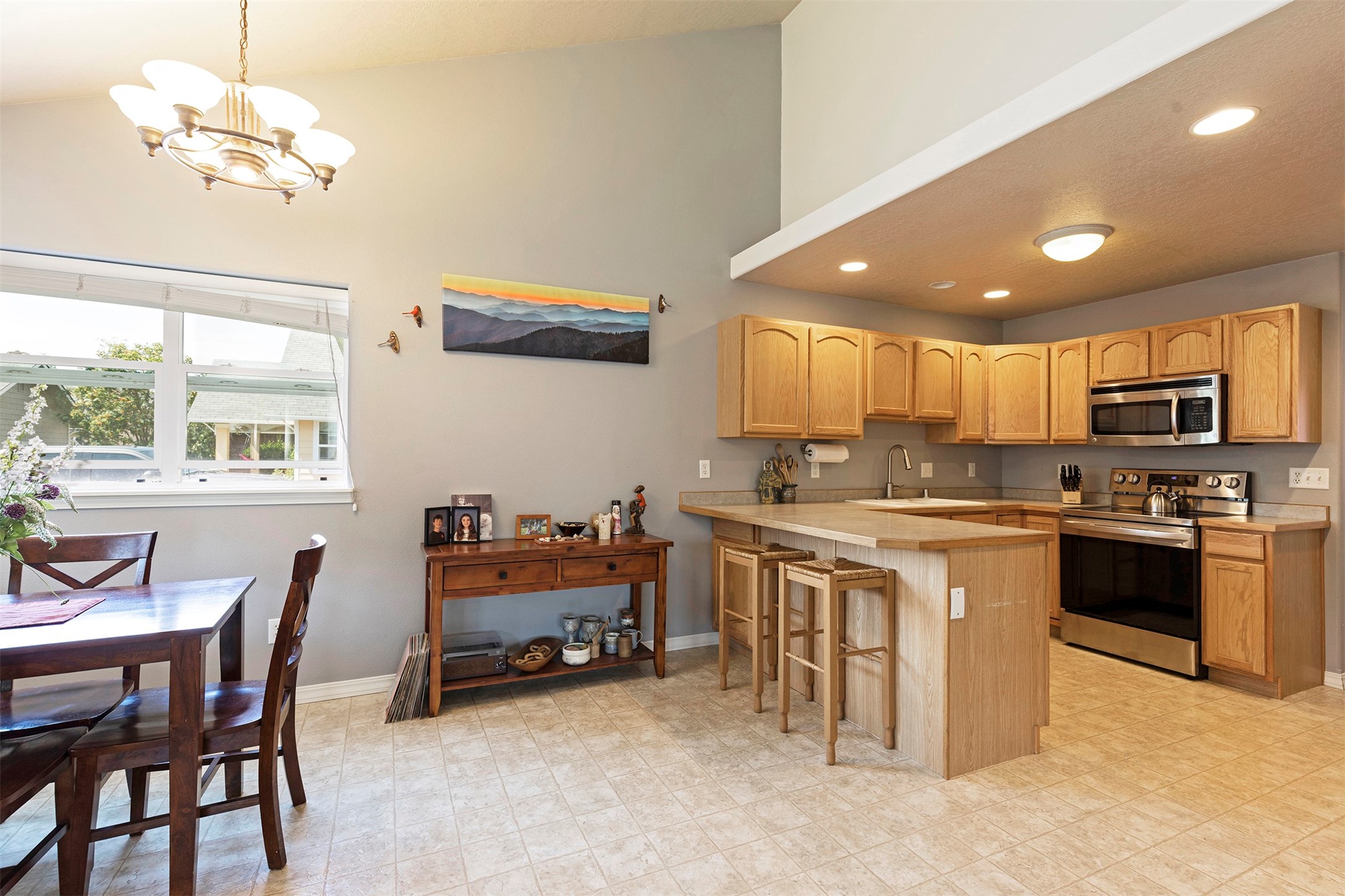 Missoula, Montana 59802, United States, 4 Bedrooms Bedrooms, ,2 BathroomsBathrooms,Residential,Pending,48313