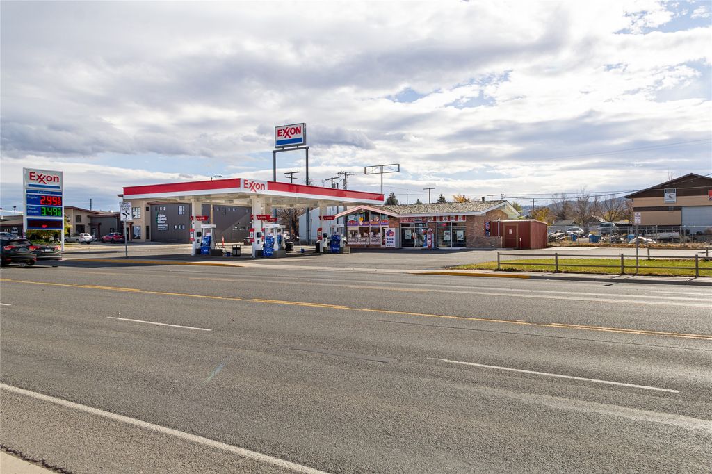 Photo of 1721 Cedar Street, Helena, MT 59601 (MLS # 30064000)