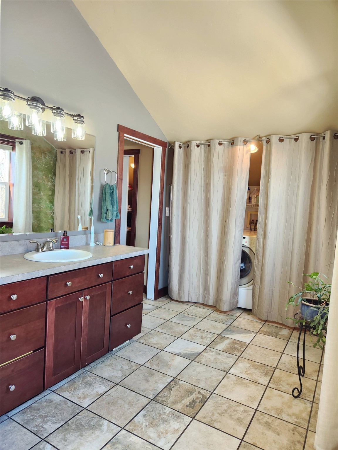 Kalispell, Montana 59901, United States, 2 Bedrooms Bedrooms, ,2 BathroomsBathrooms,Residential,Pending,60875