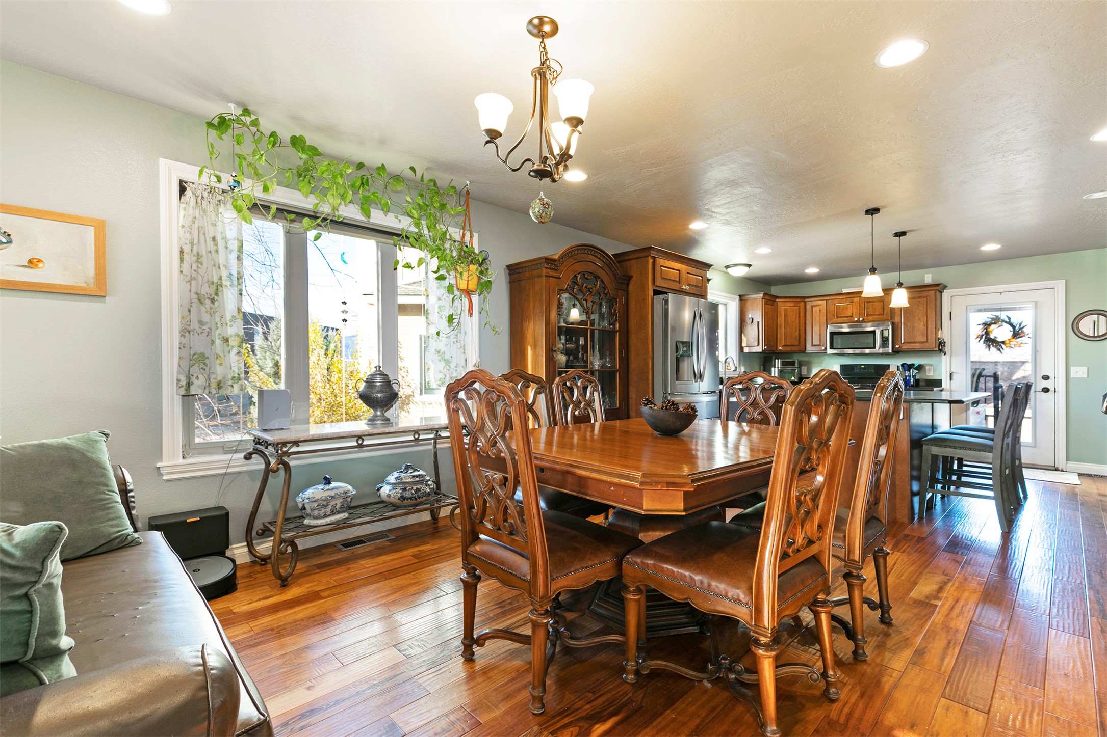 1105 Stephens Avenue 1