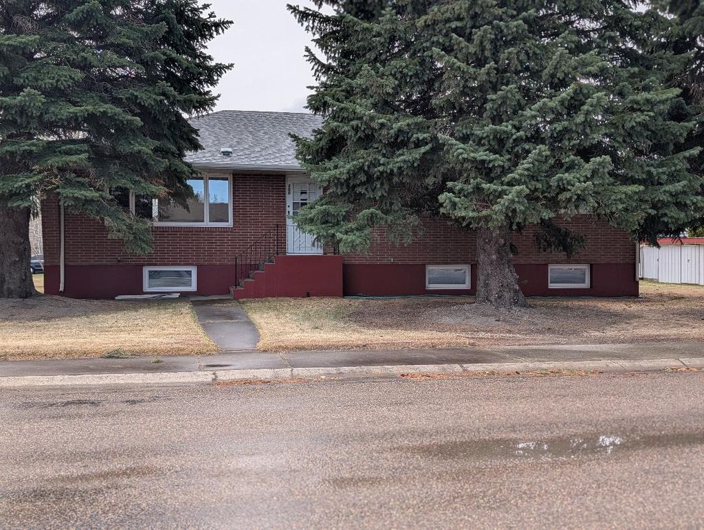 Photo of 300 GALLATIN Street, Shelby, MT 59474 (MLS # 30068736)