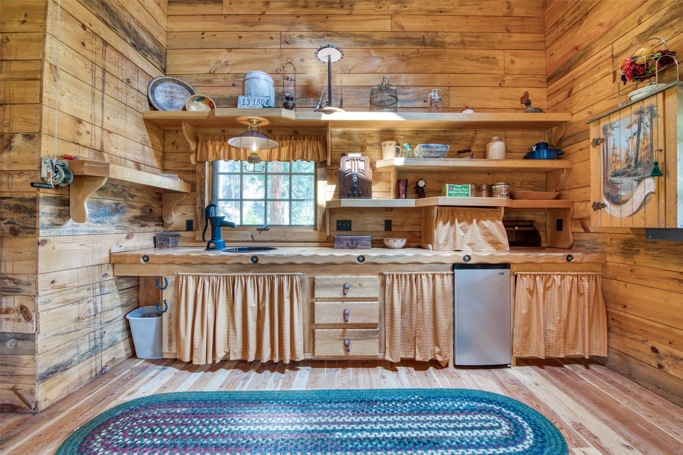 Darby, Montana 59829, United States, 12 Bedrooms Bedrooms, ,16 BathroomsBathrooms,Residential,Pending,61822