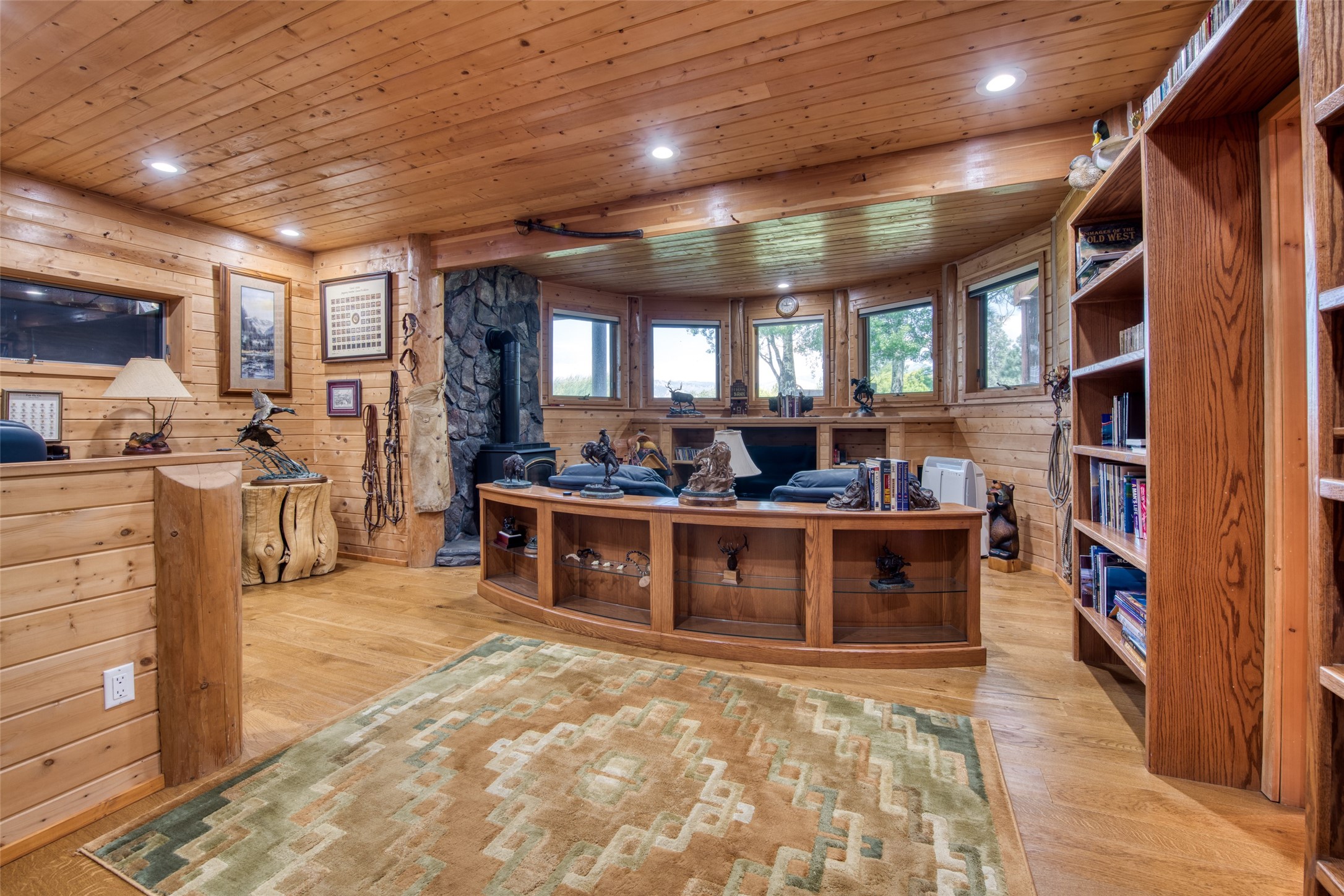 Darby, Montana 59829, United States, 12 Bedrooms Bedrooms, ,16 BathroomsBathrooms,Residential,Pending,61822