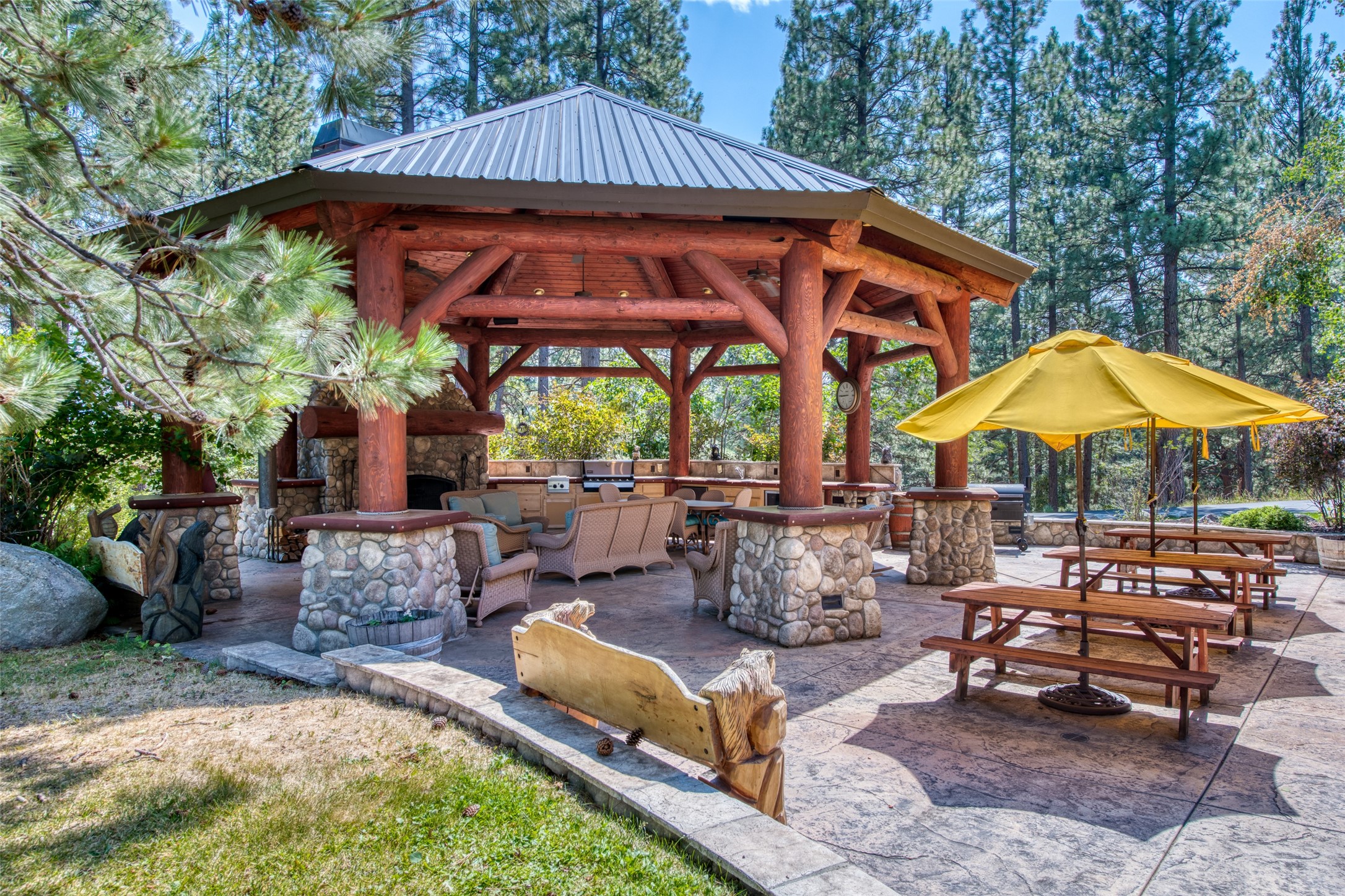 Darby, Montana 59829, United States, 12 Bedrooms Bedrooms, ,16 BathroomsBathrooms,Residential,Pending,61822