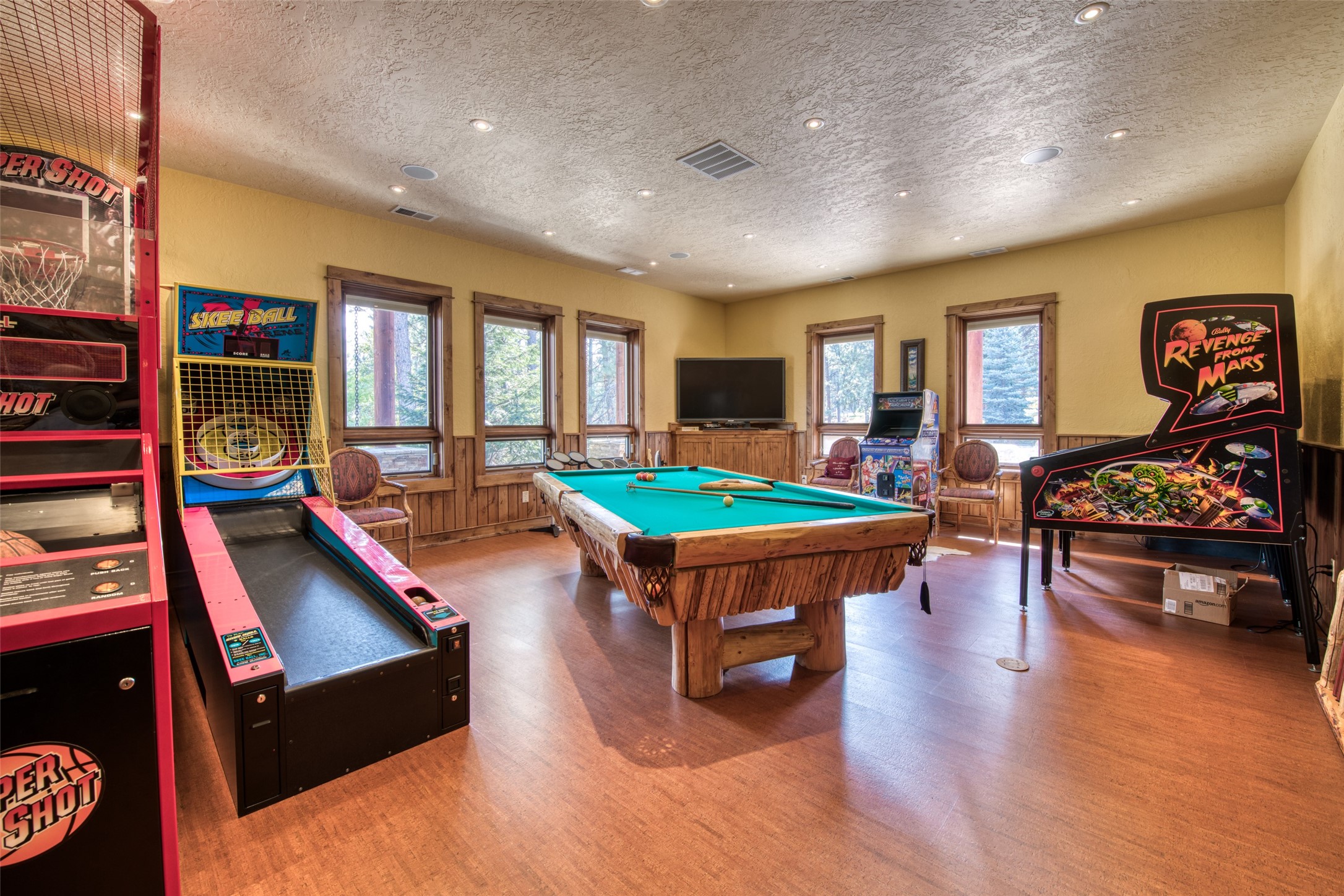 Darby, Montana 59829, United States, 12 Bedrooms Bedrooms, ,16 BathroomsBathrooms,Residential,Pending,61822