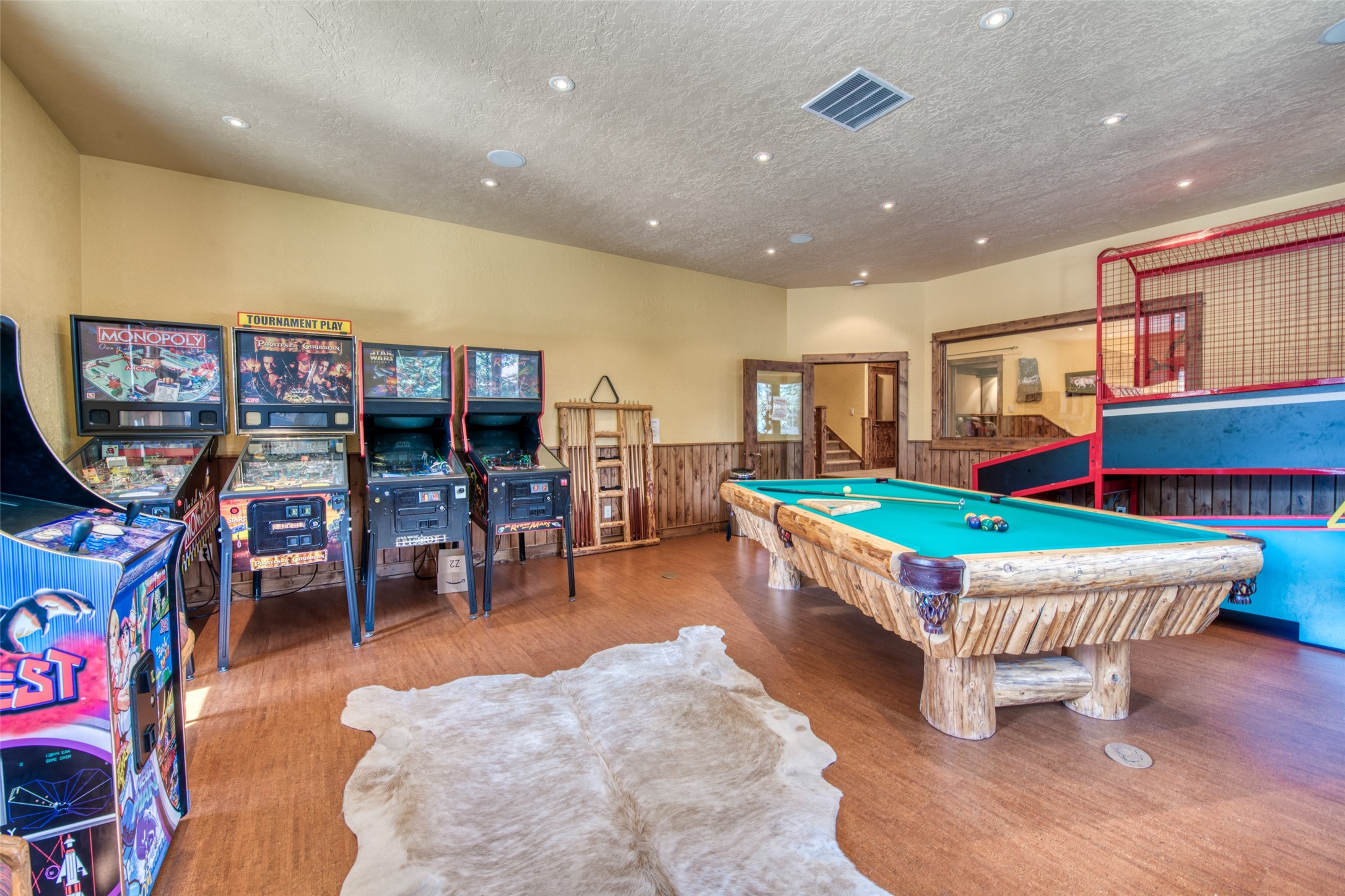 Darby, Montana 59829, United States, 12 Bedrooms Bedrooms, ,16 BathroomsBathrooms,Residential,Pending,61822