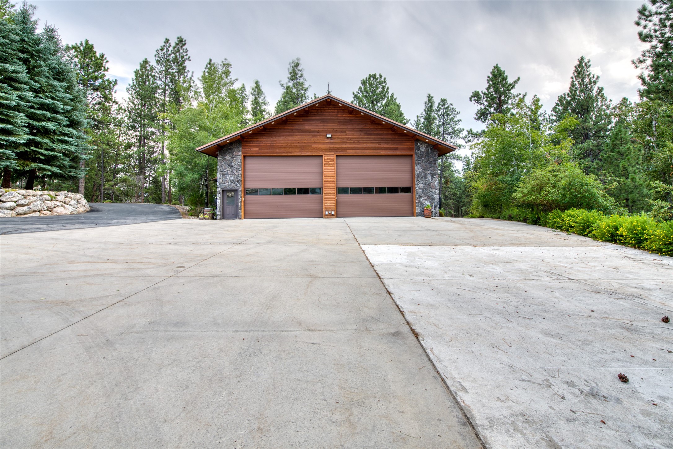 Darby, Montana 59829, United States, 12 Bedrooms Bedrooms, ,16 BathroomsBathrooms,Residential,Pending,61822