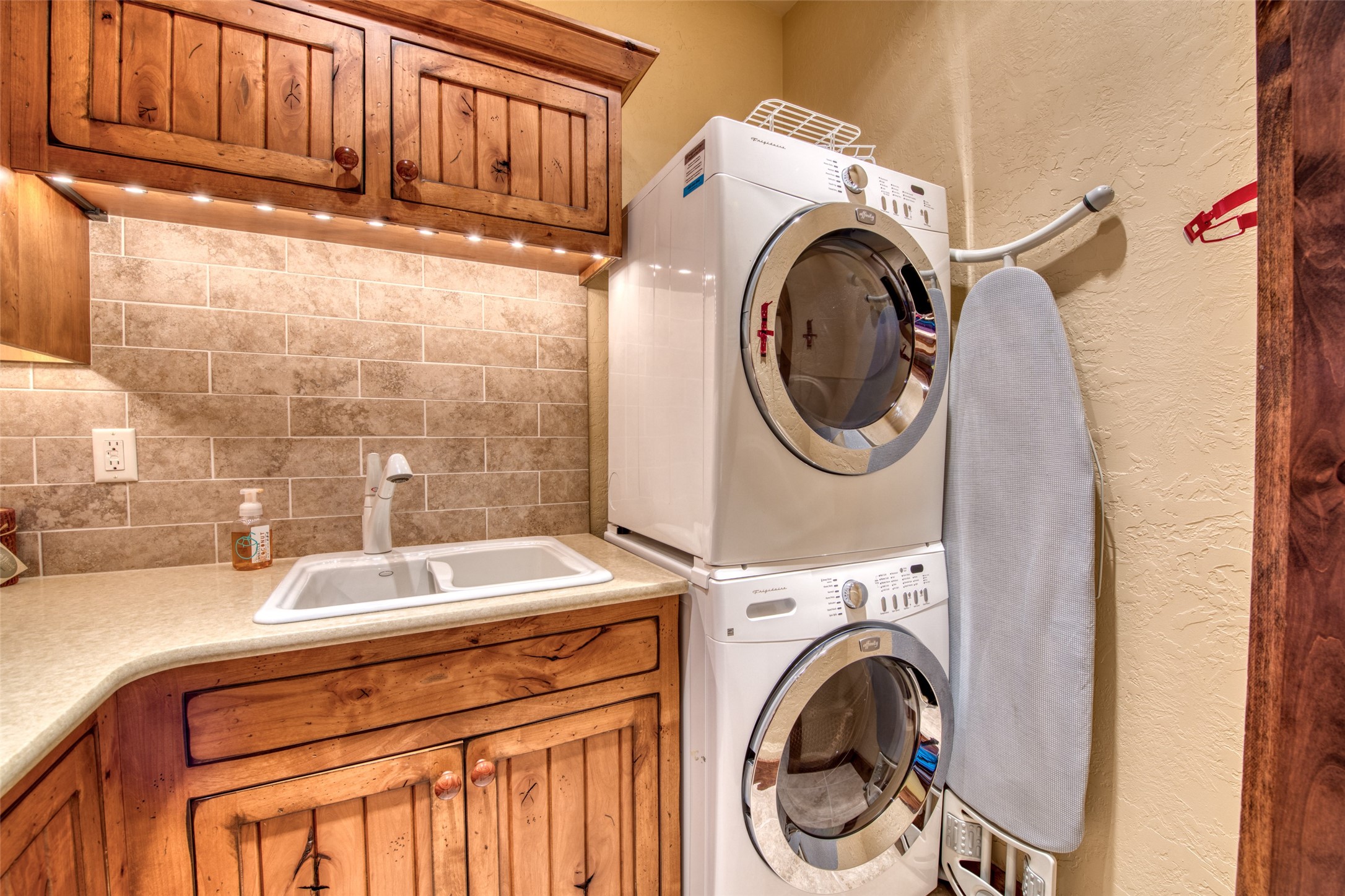 Darby, Montana 59829, United States, 12 Bedrooms Bedrooms, ,16 BathroomsBathrooms,Residential,Pending,61822