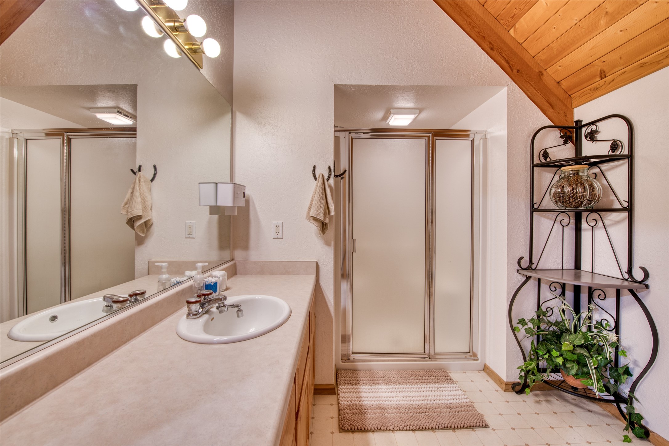 Darby, Montana 59829, United States, 12 Bedrooms Bedrooms, ,16 BathroomsBathrooms,Residential,Pending,61822