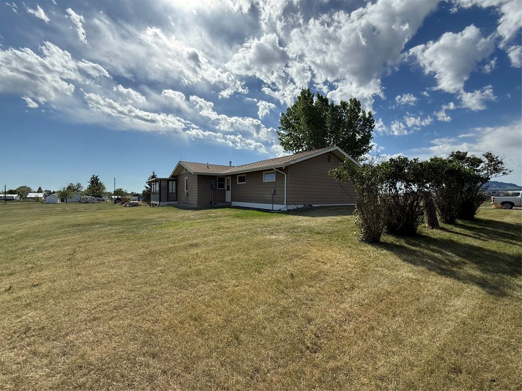 Photo of 404 Flagler Avenue, Geraldine, MT 59446 (MLS # 30071934)