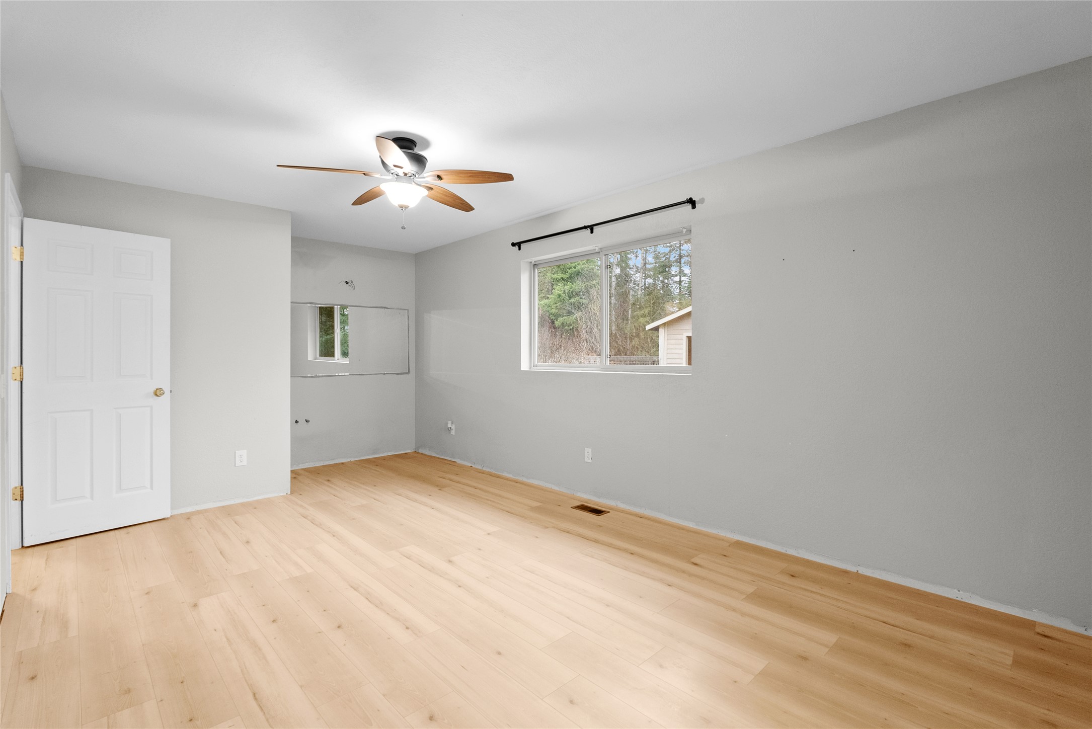 Bigfork, Montana 59911, United States, 4 Bedrooms Bedrooms, ,2 BathroomsBathrooms,Residential,Active,44173