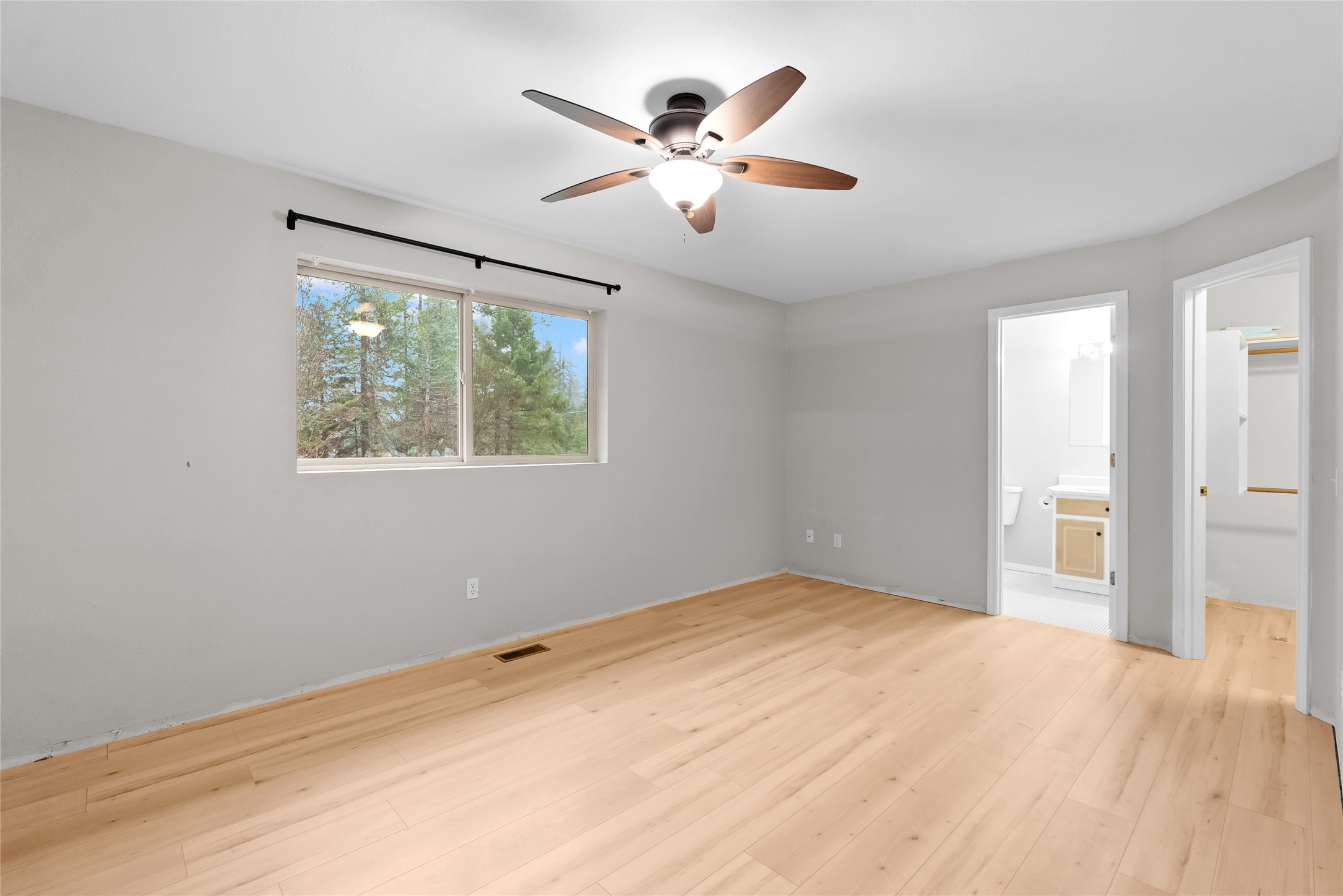 Bigfork, Montana 59911, United States, 4 Bedrooms Bedrooms, ,2 BathroomsBathrooms,Residential,Active,44173