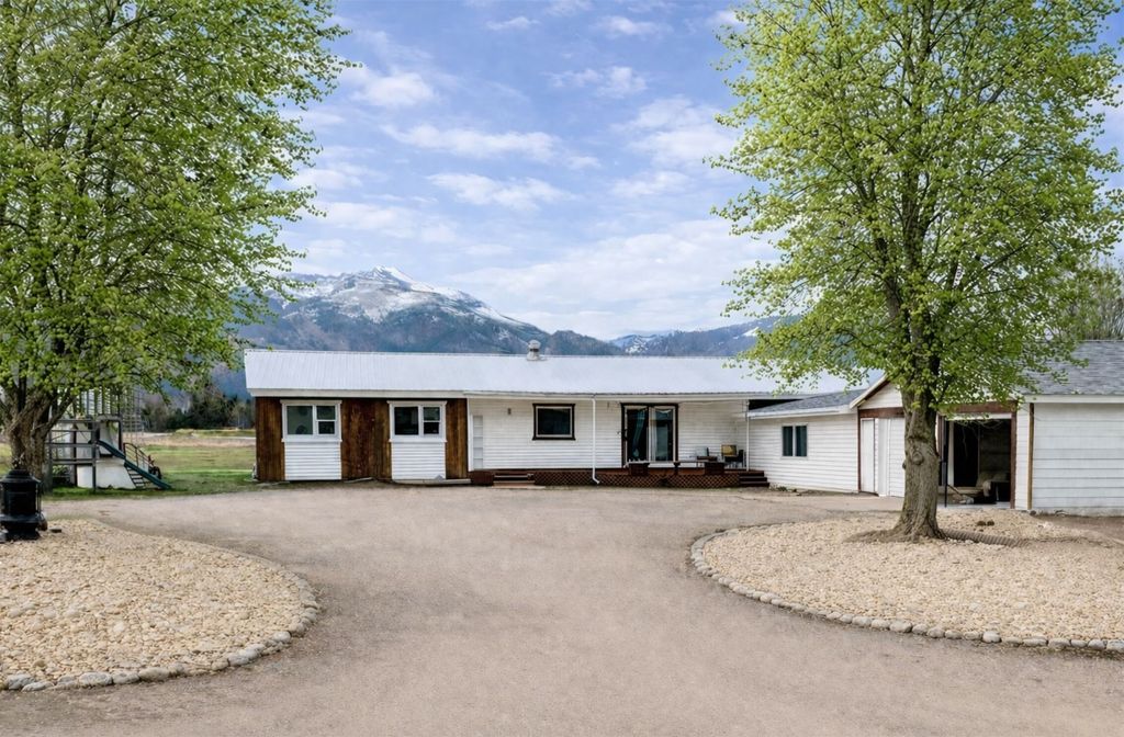 Photo of 611 Old Corvallis Road, Corvallis, MT 59828 (MLS # 30068163)