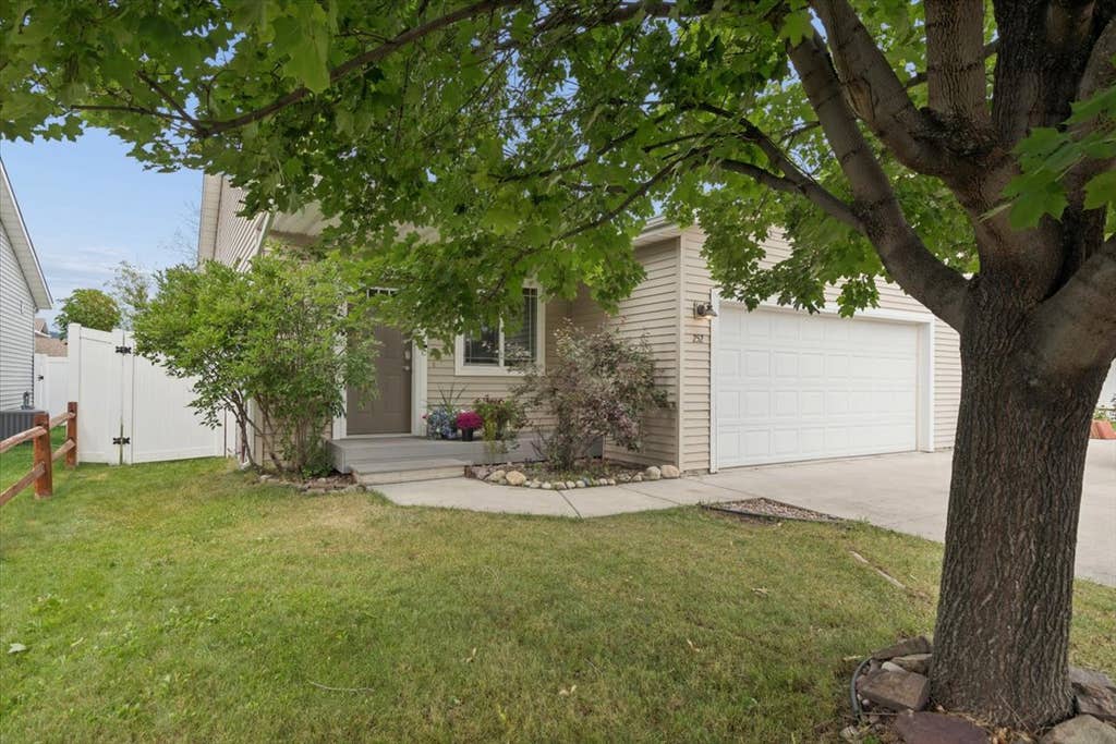 Photo of 252 Empire Loop, Kalispell, MT 59901 (MLS # 30076621)