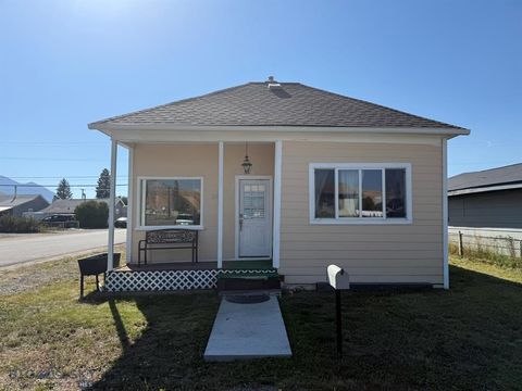 Photo of 2526 Pine Street, Butte, MT 59701 (MLS # 30058591)