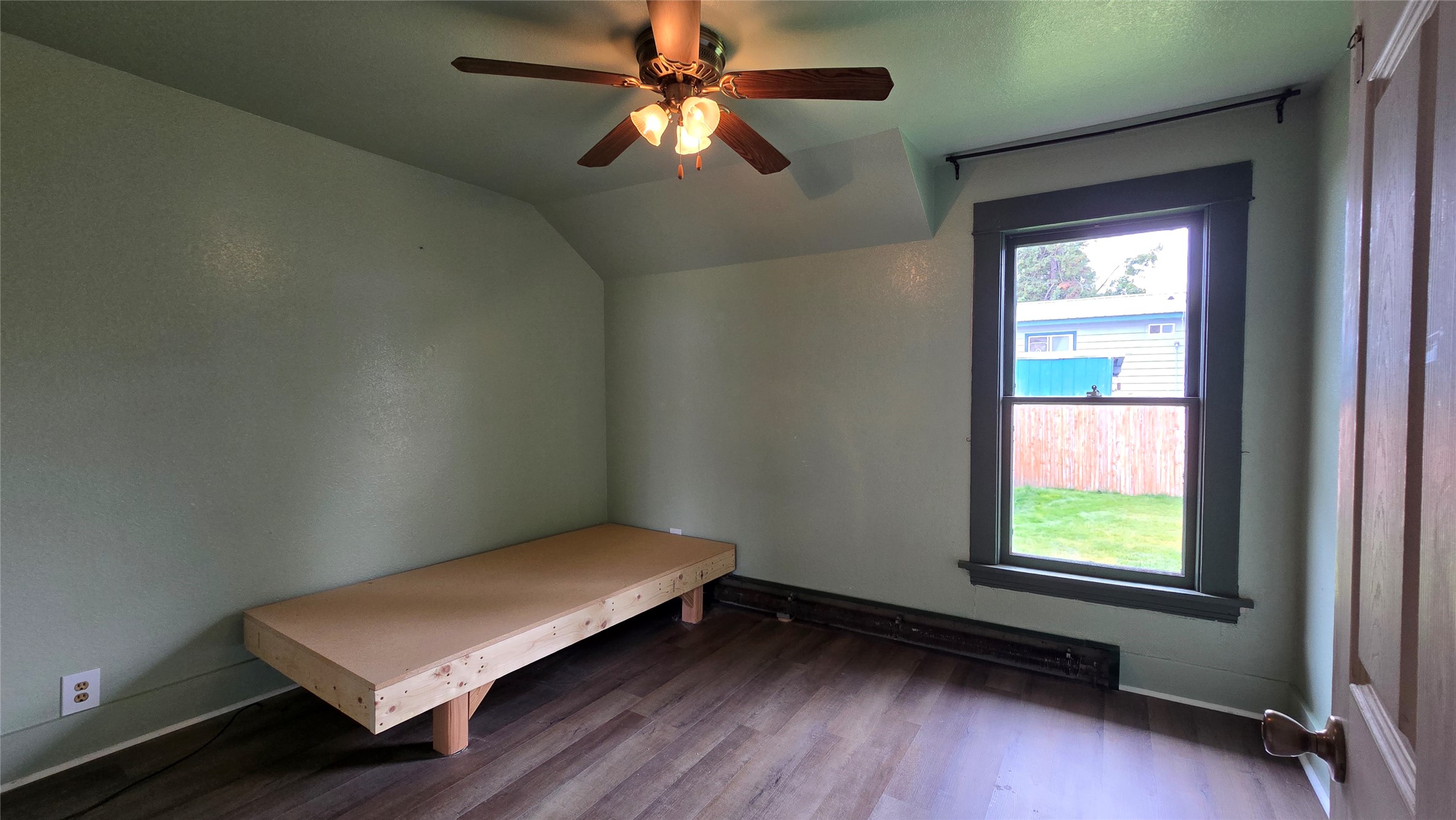 Kalispell, Montana 59901, United States, 3 Bedrooms Bedrooms, ,1 BathroomBathrooms,Residential,Pending,210818