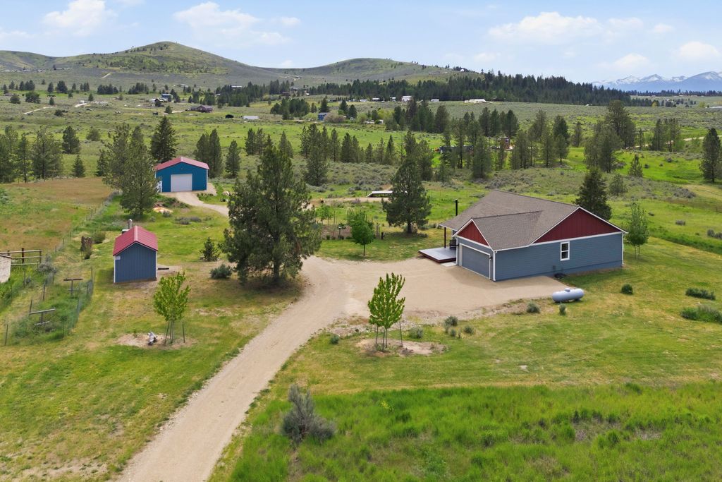 Photo of 4033 Sunnyside Cemetery Road, Stevensville, MT 59870 (MLS # 30070900)