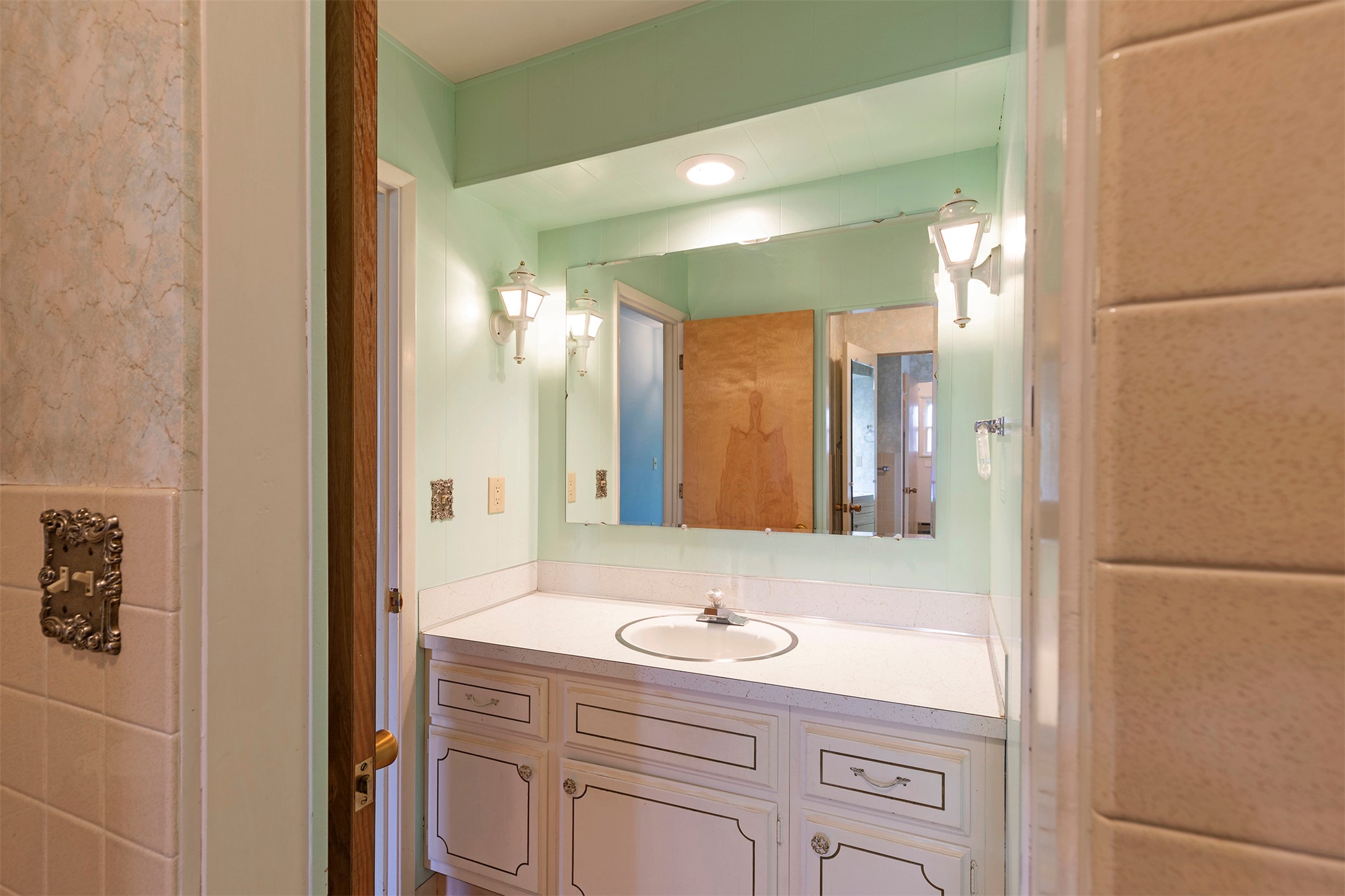 Missoula, Montana 59803, United States, 6 Bedrooms Bedrooms, ,3 BathroomsBathrooms,Residential,Active,107208