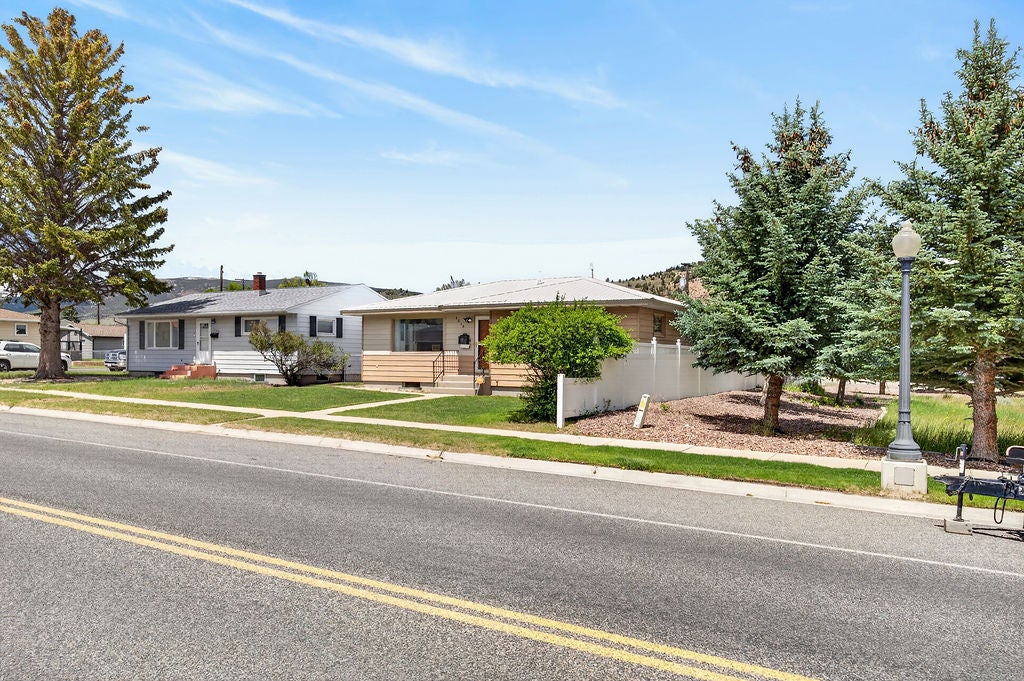 Photo of 1016 W 3rd Street, Anaconda, MT 59711 (MLS # 30073717)