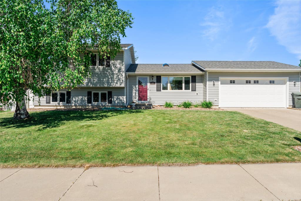 Photo of 604 39A Street N, Great Falls, MT 59405 (MLS # 30073703)