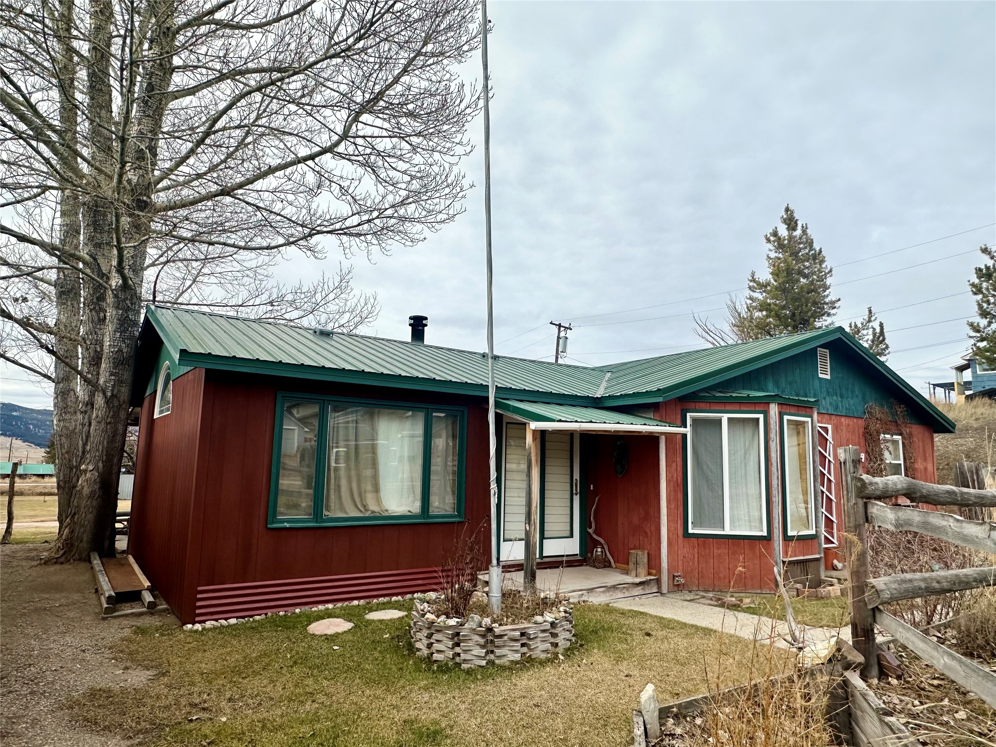 View of front facade with a metal roof