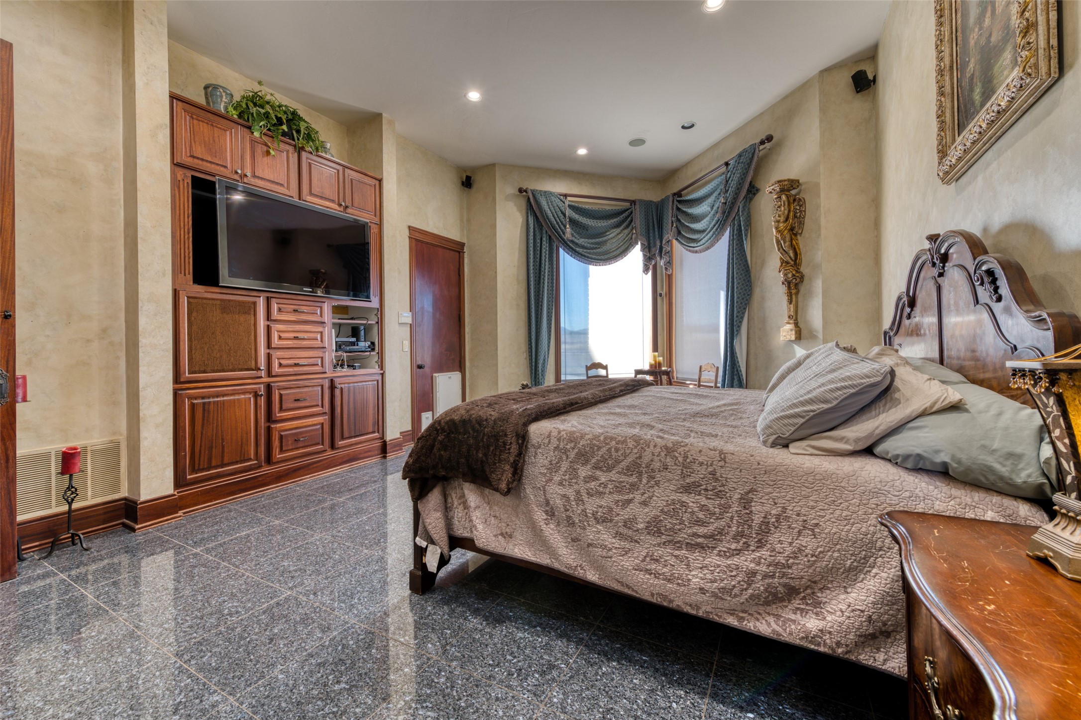 Hamilton, Montana 59840, United States, 4 Bedrooms Bedrooms, ,5 BathroomsBathrooms,Residential,Pending,67297