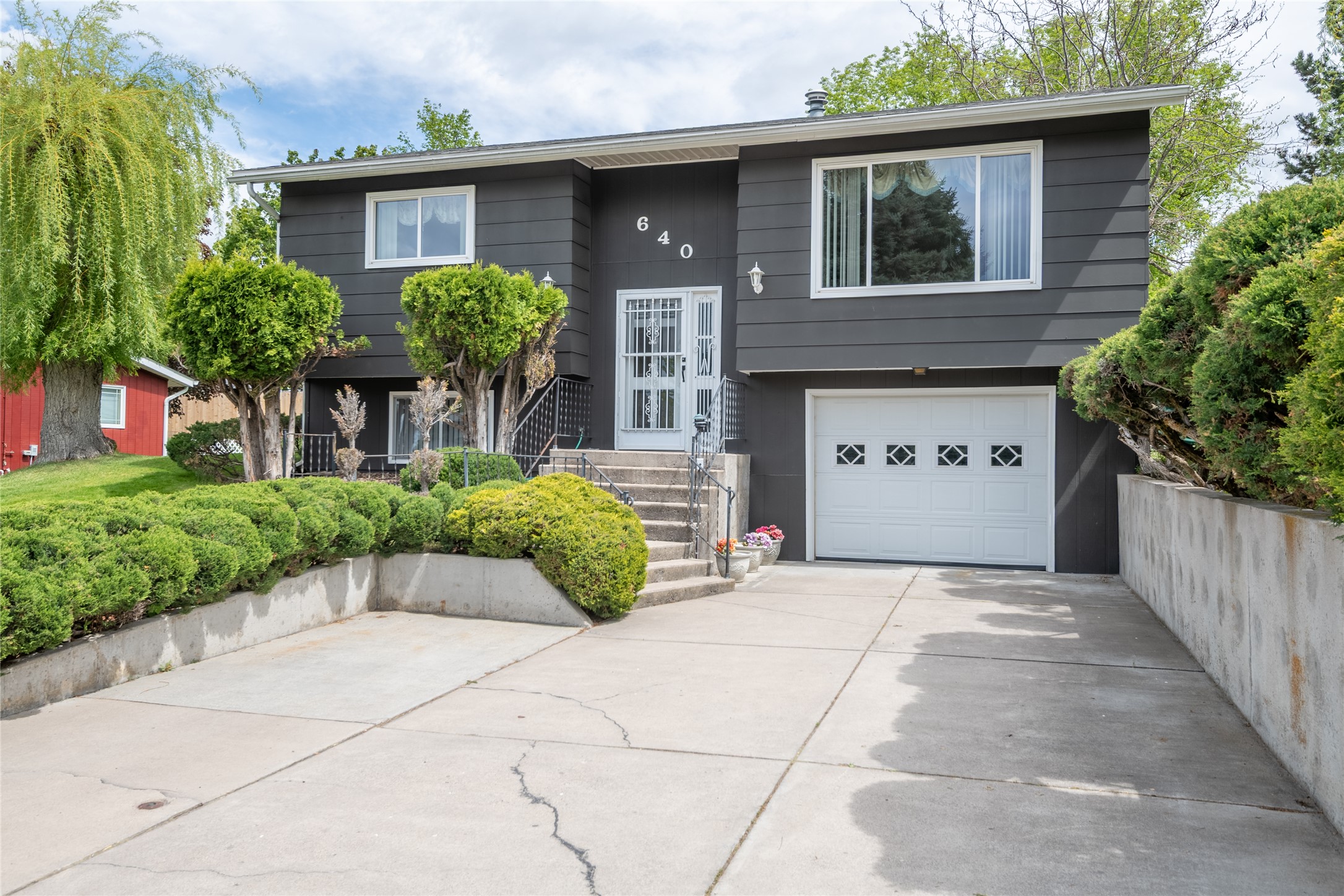 640 W Crestline Drive W