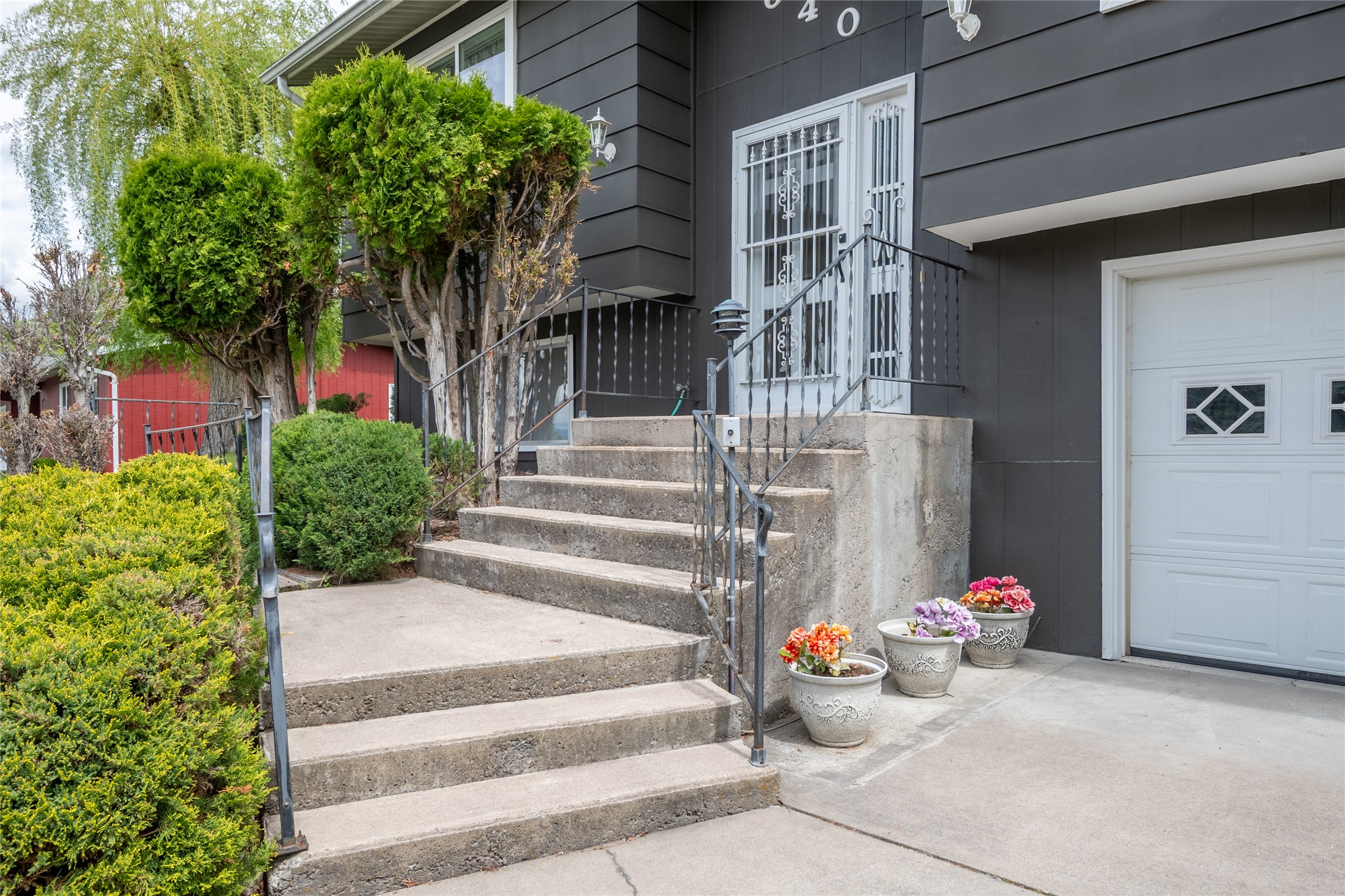 640 W Crestline Drive W