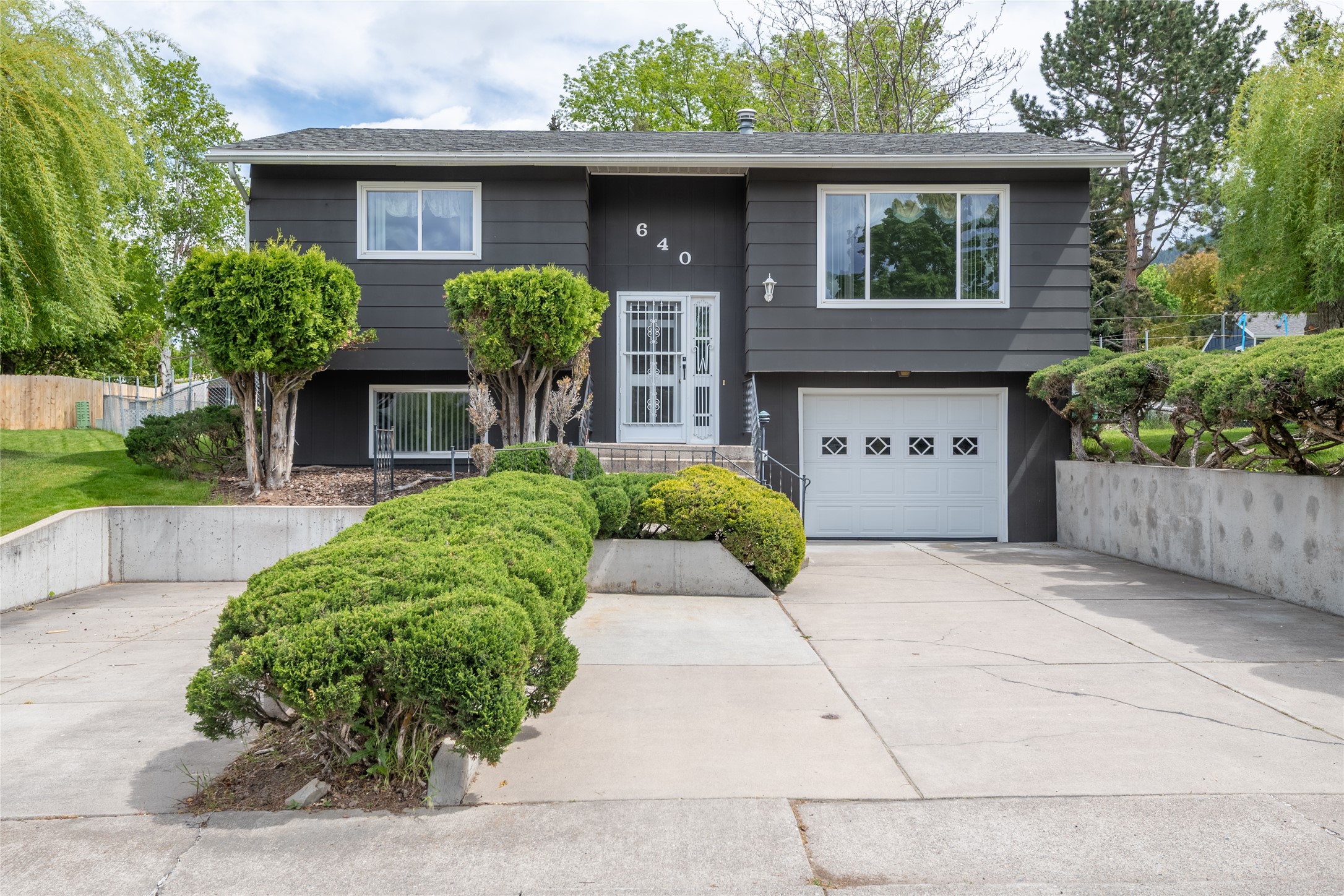 640 W Crestline Drive W