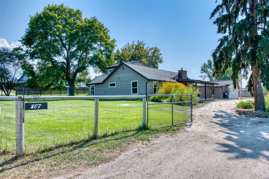 Photo of 807 Honey House Lane, Corvallis, MT 59828 (MLS # 30056849)