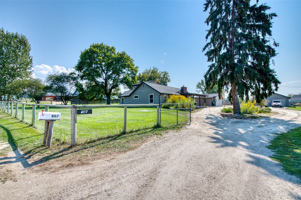 Photo of 807 Honey House Lane, Corvallis, MT 59828 (MLS # 30056849)