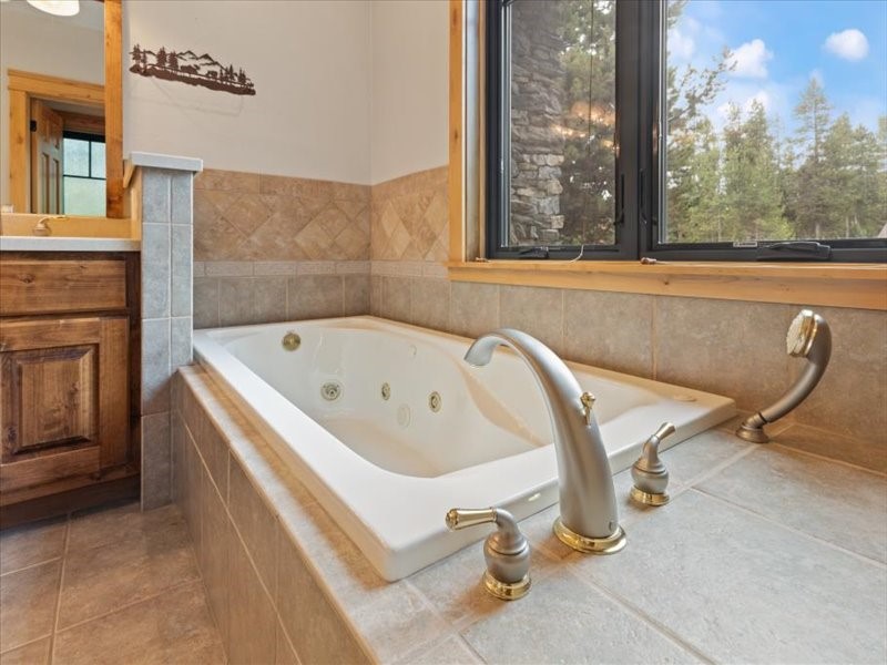 West Yellowstone, Montana 59758, United States, 6 Bedrooms Bedrooms, ,4 BathroomsBathrooms,Residential,Active,49804