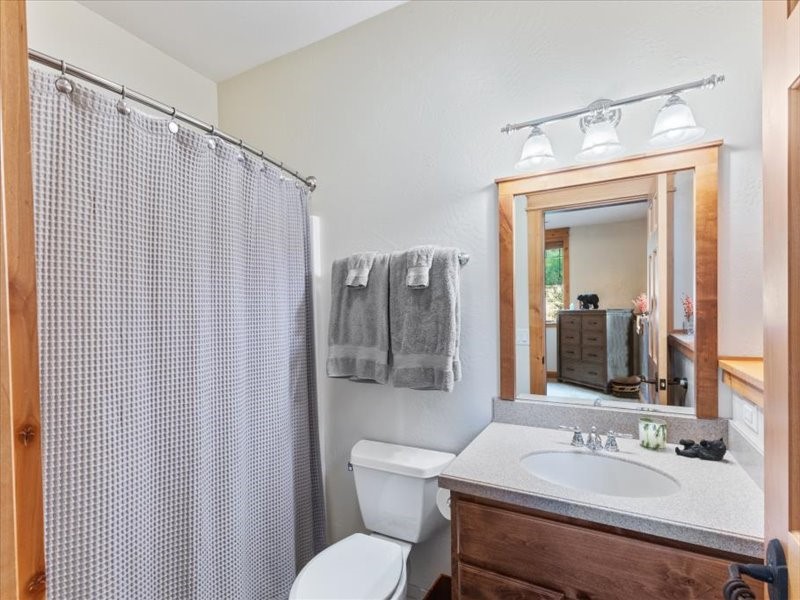 West Yellowstone, Montana 59758, United States, 6 Bedrooms Bedrooms, ,4 BathroomsBathrooms,Residential,Active,49804