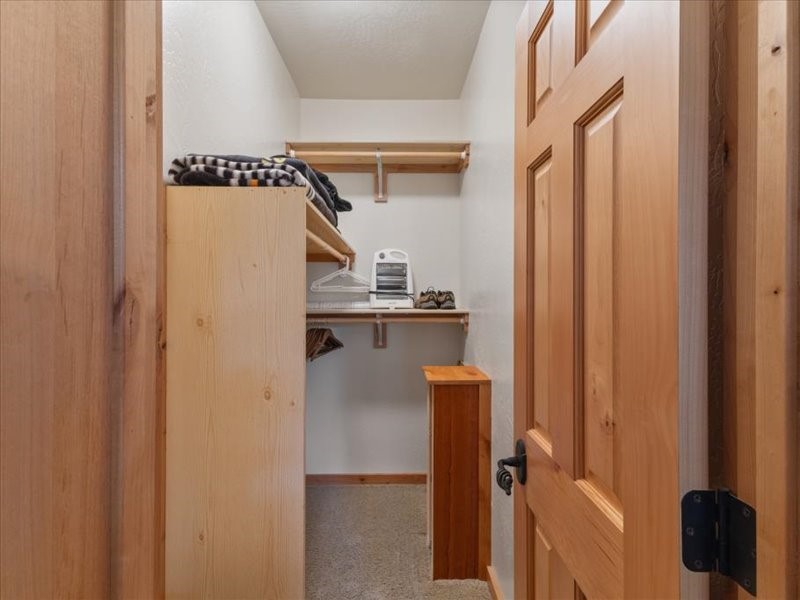 West Yellowstone, Montana 59758, United States, 6 Bedrooms Bedrooms, ,4 BathroomsBathrooms,Residential,Active,49804