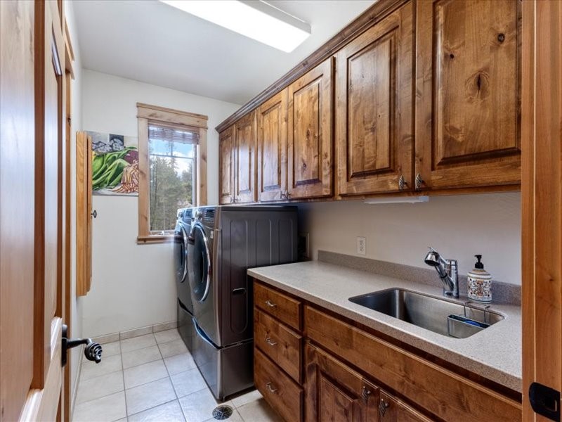 West Yellowstone, Montana 59758, United States, 6 Bedrooms Bedrooms, ,4 BathroomsBathrooms,Residential,Active,49804